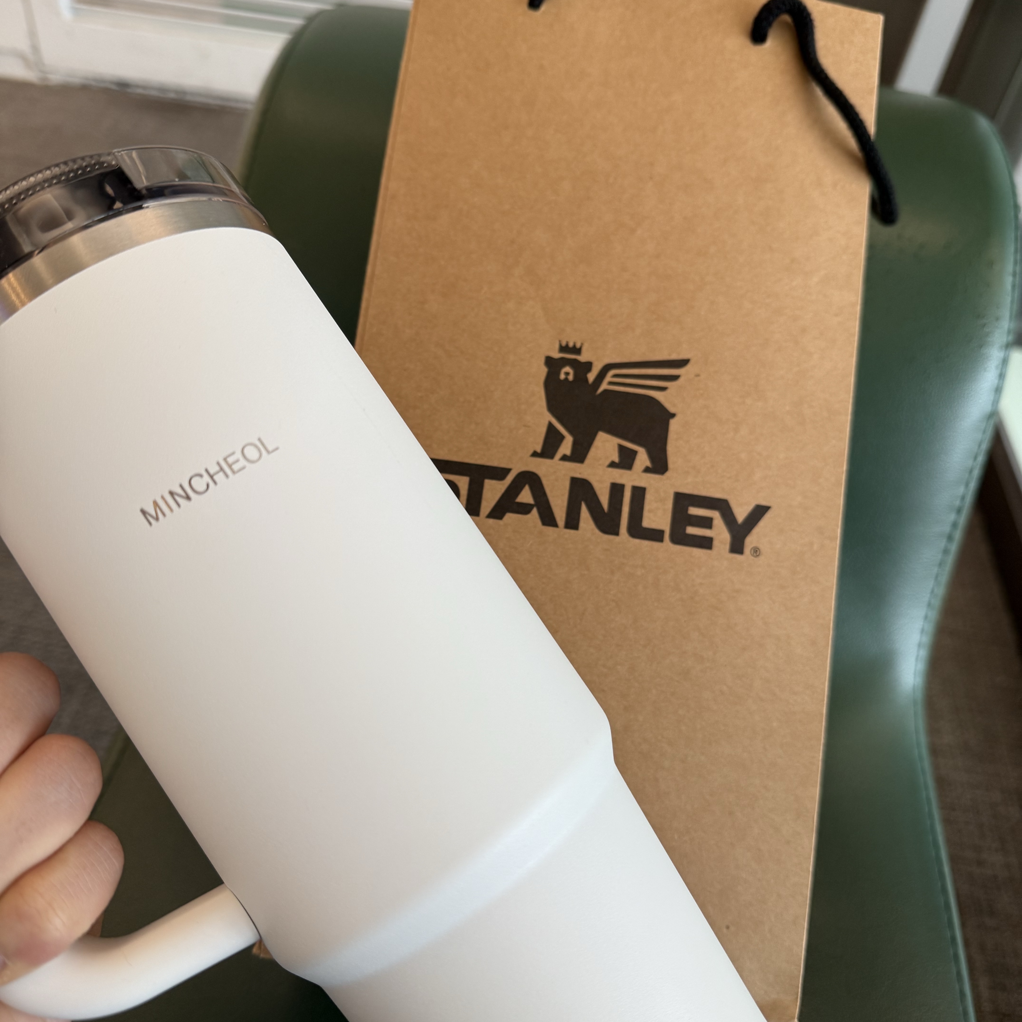 Stanley The Quencher H2.0 Flowstate Tumbler 887ml Frost 착용 스타일