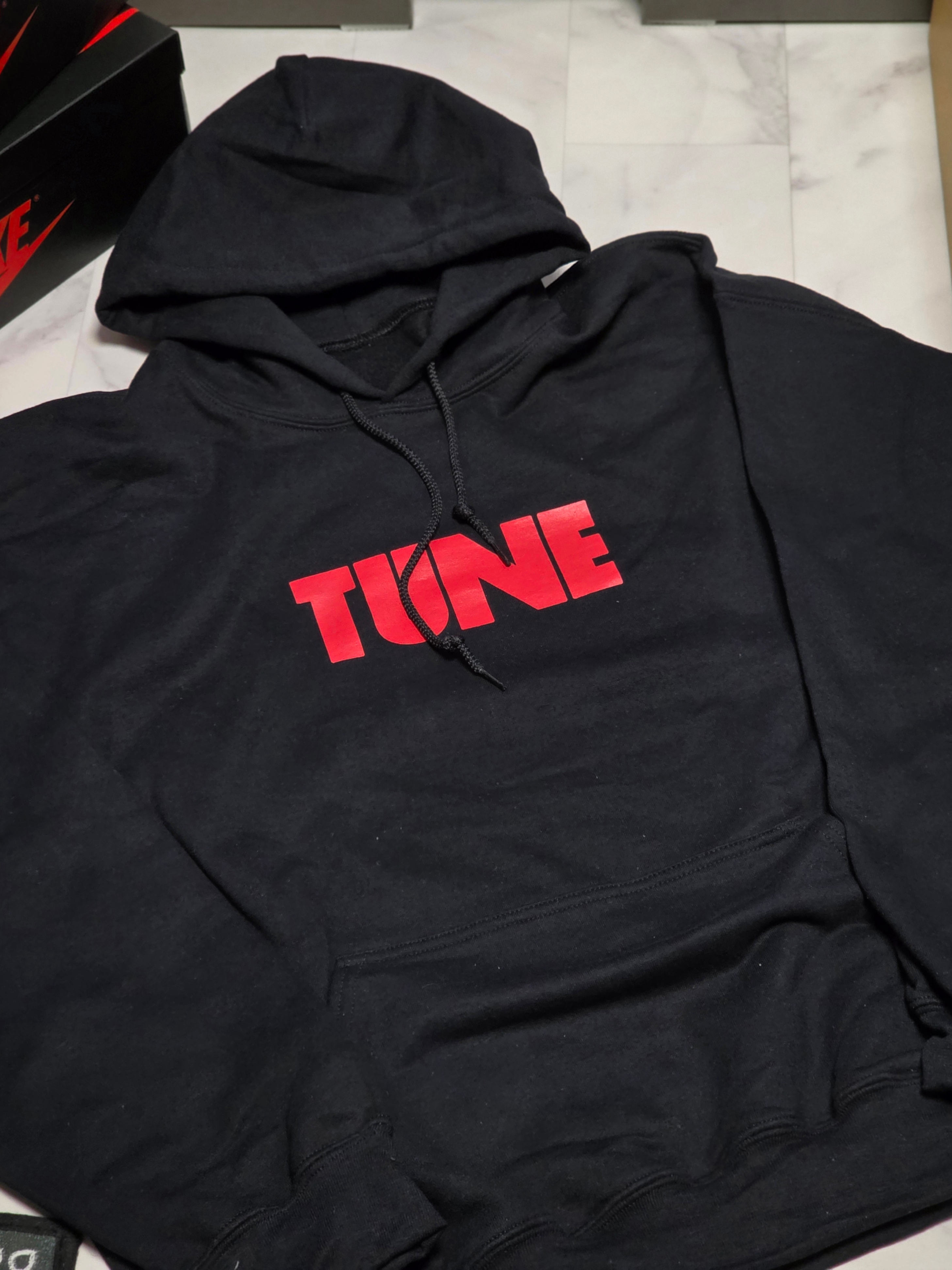 Tune x Jordan Hoodie Black Varsity Red 착용 스타일 - 5