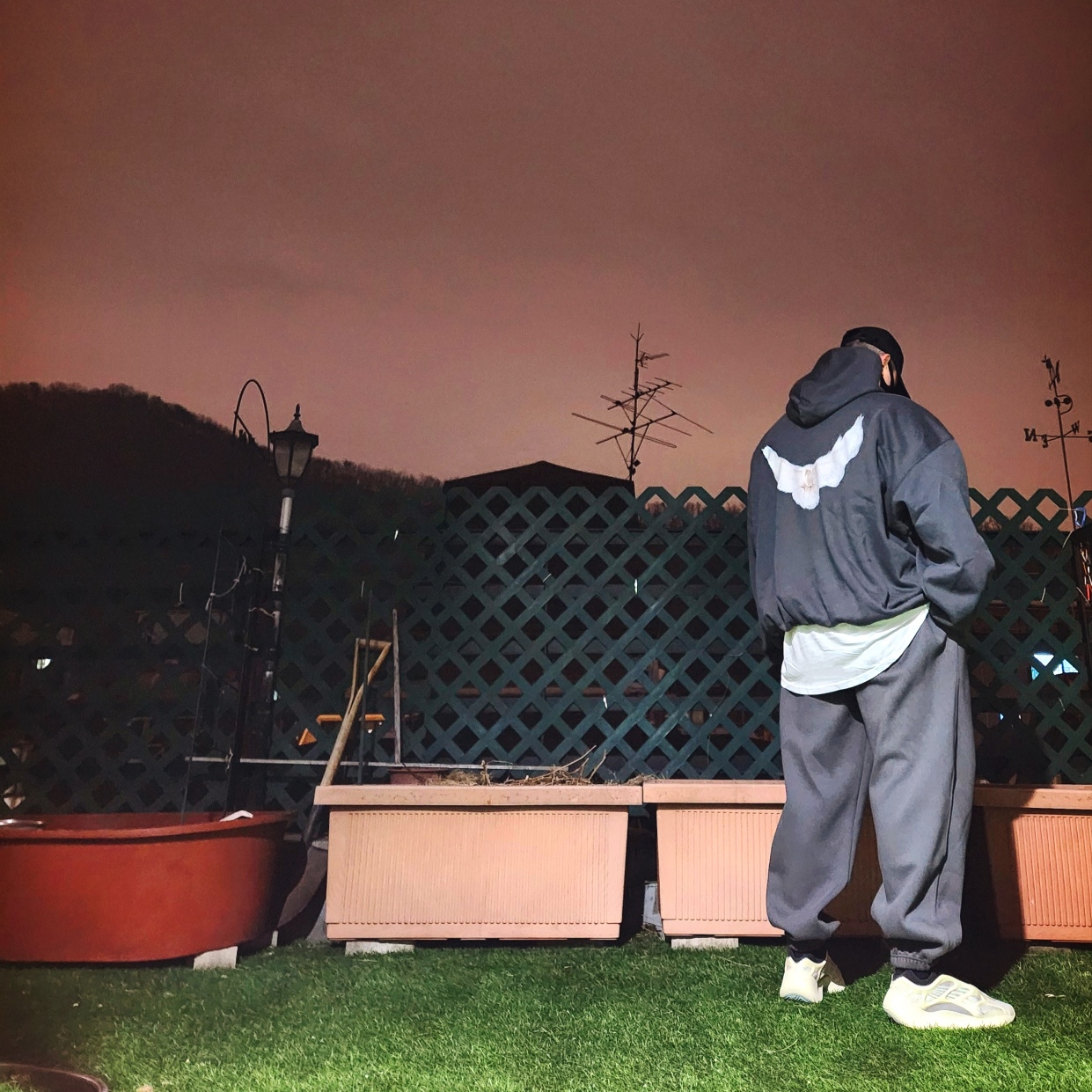 Yeezy Gap Engineered By Balenciaga Foldable Cap Black, Yeezy Gap Engineered By Balenciaga Dove Hoodie Black 착용 스타일 - 3