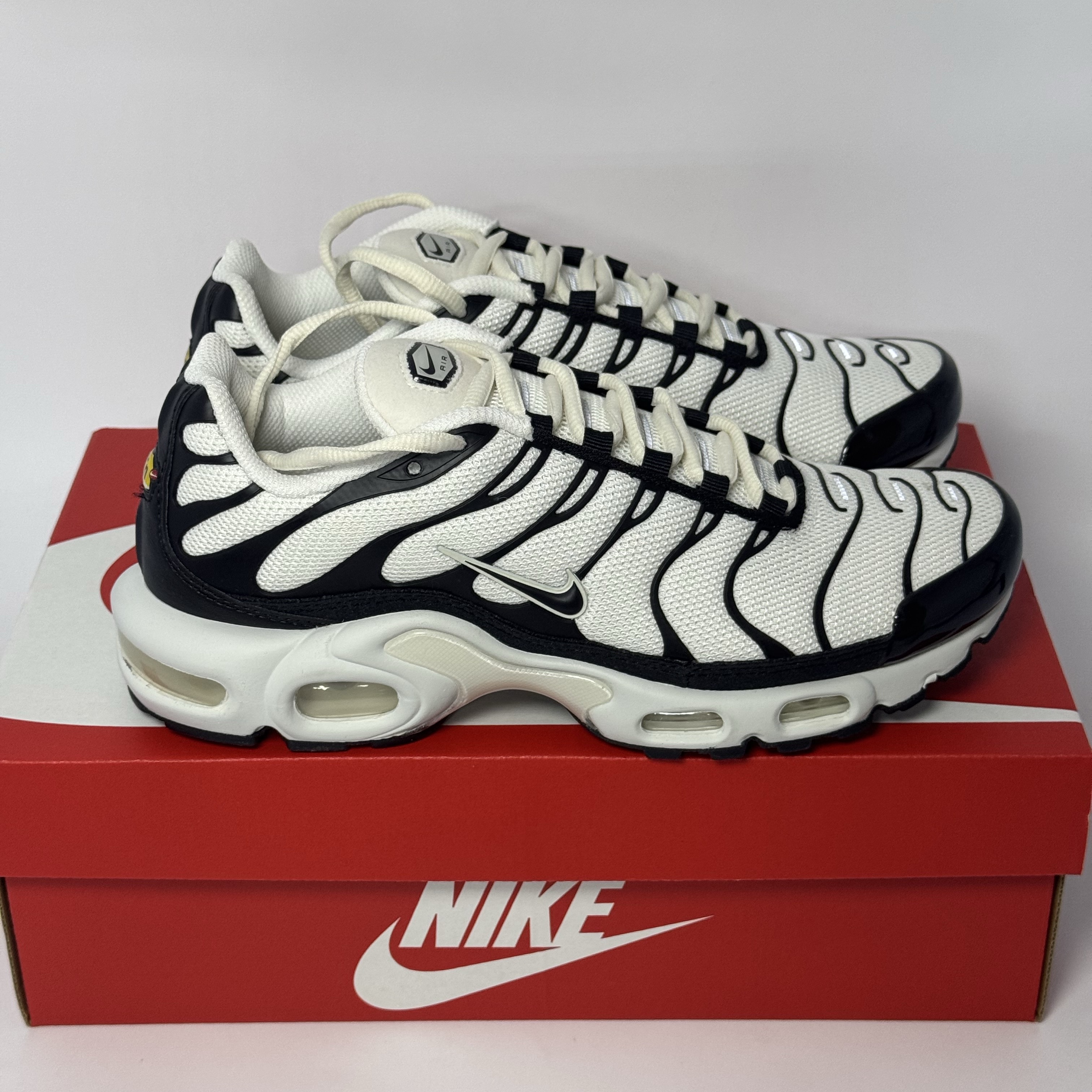 Nike Air Max Plus Essential+ Phantom Black 착용 스타일 - 2