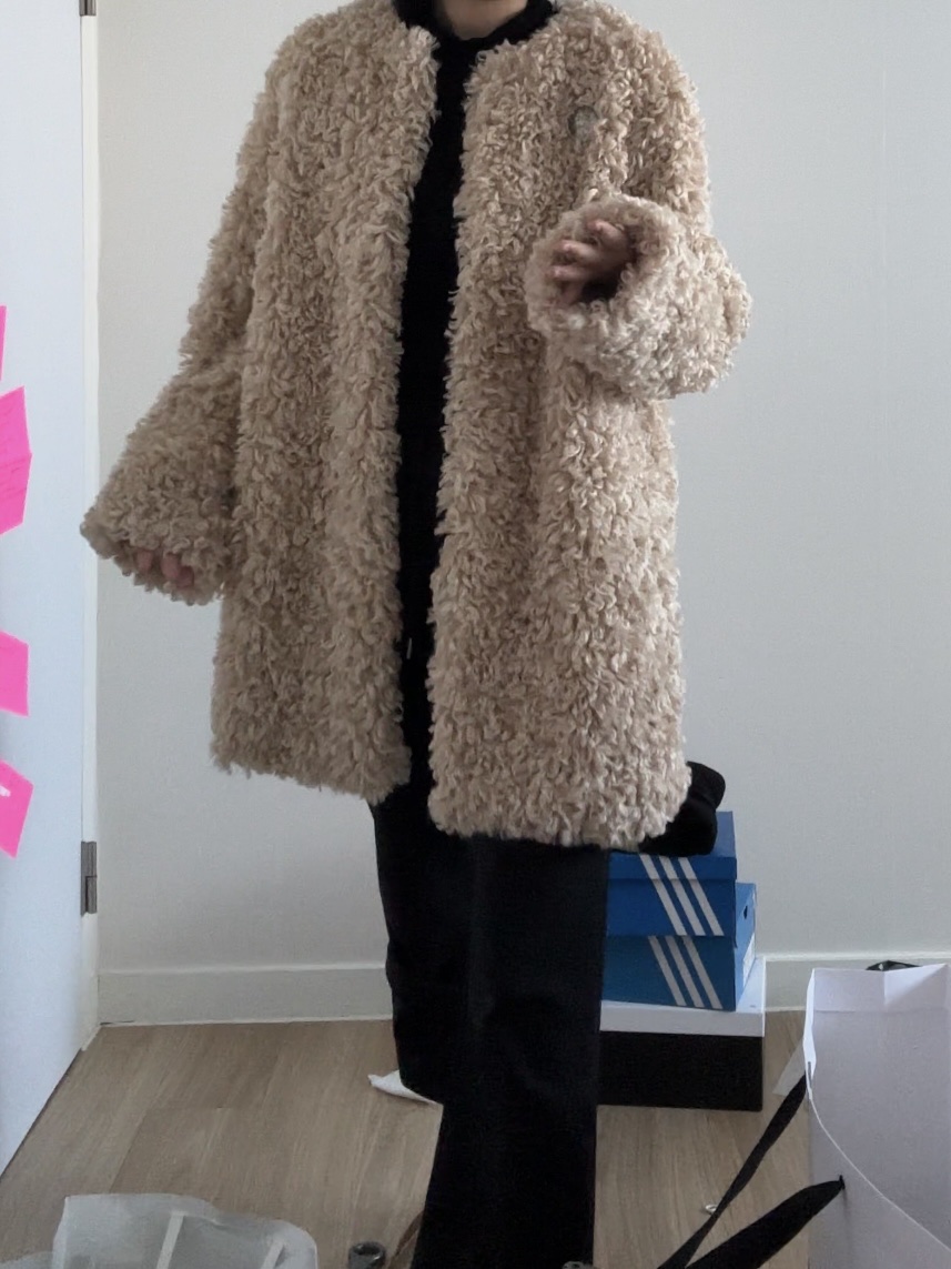 Yunse Women Eco Fur Coat Black 착용 스타일 - 2