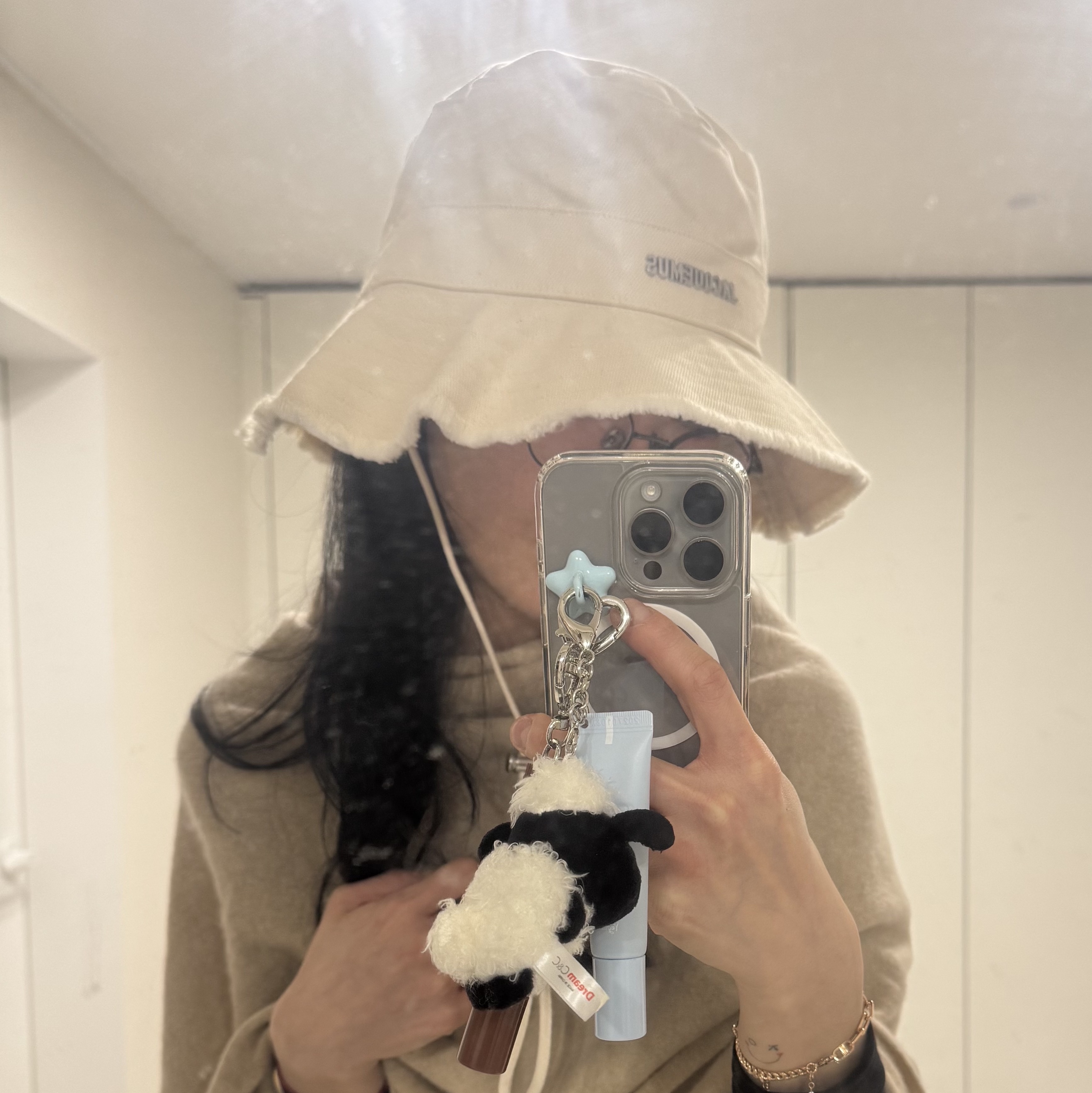 Jacquemus Le Bob Artichaut Bucket Hat Off White 착용 스타일