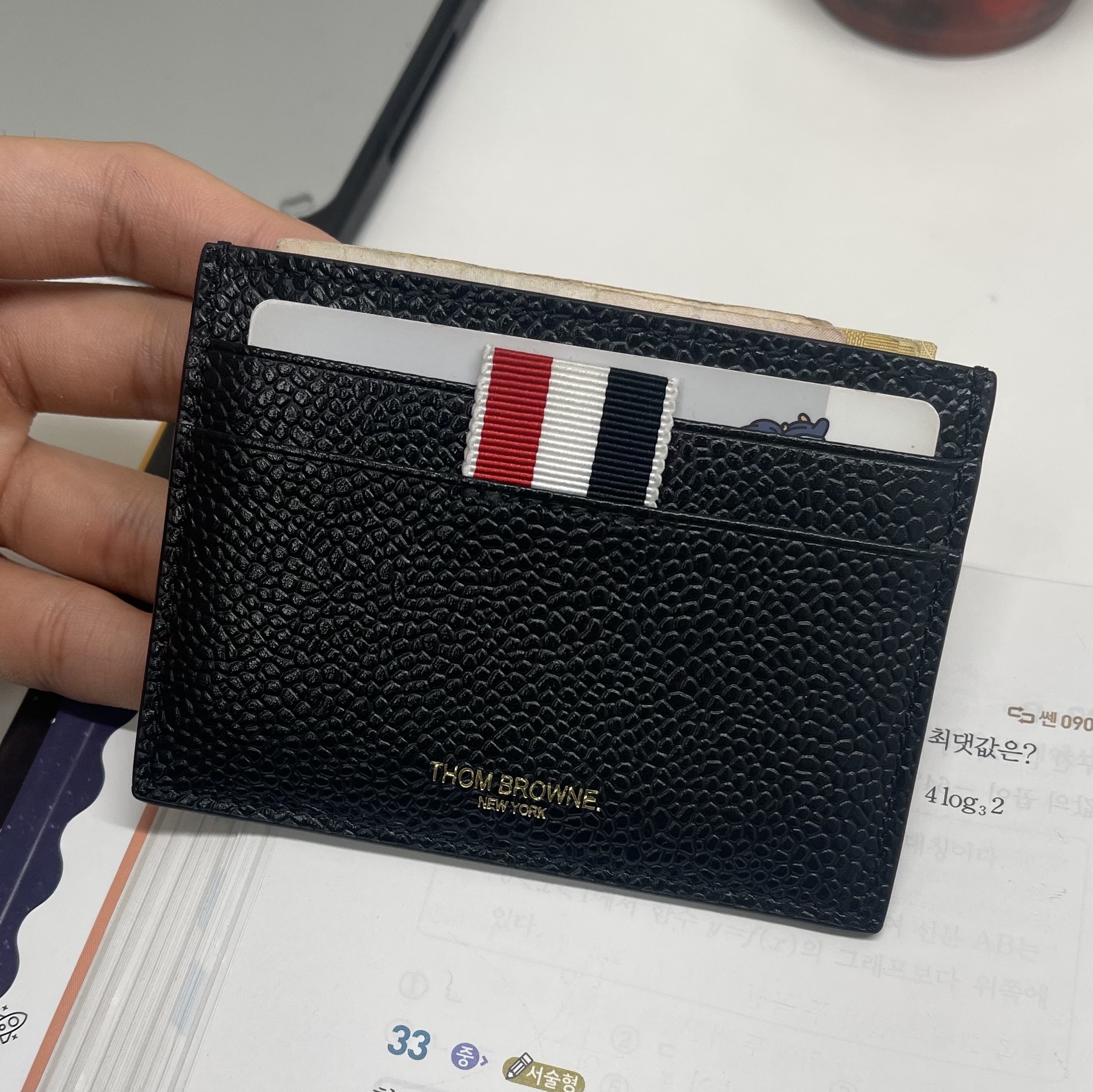 Thom Browne Pebble Grain Leather Stripe Single Card Holder Black 착용 스타일