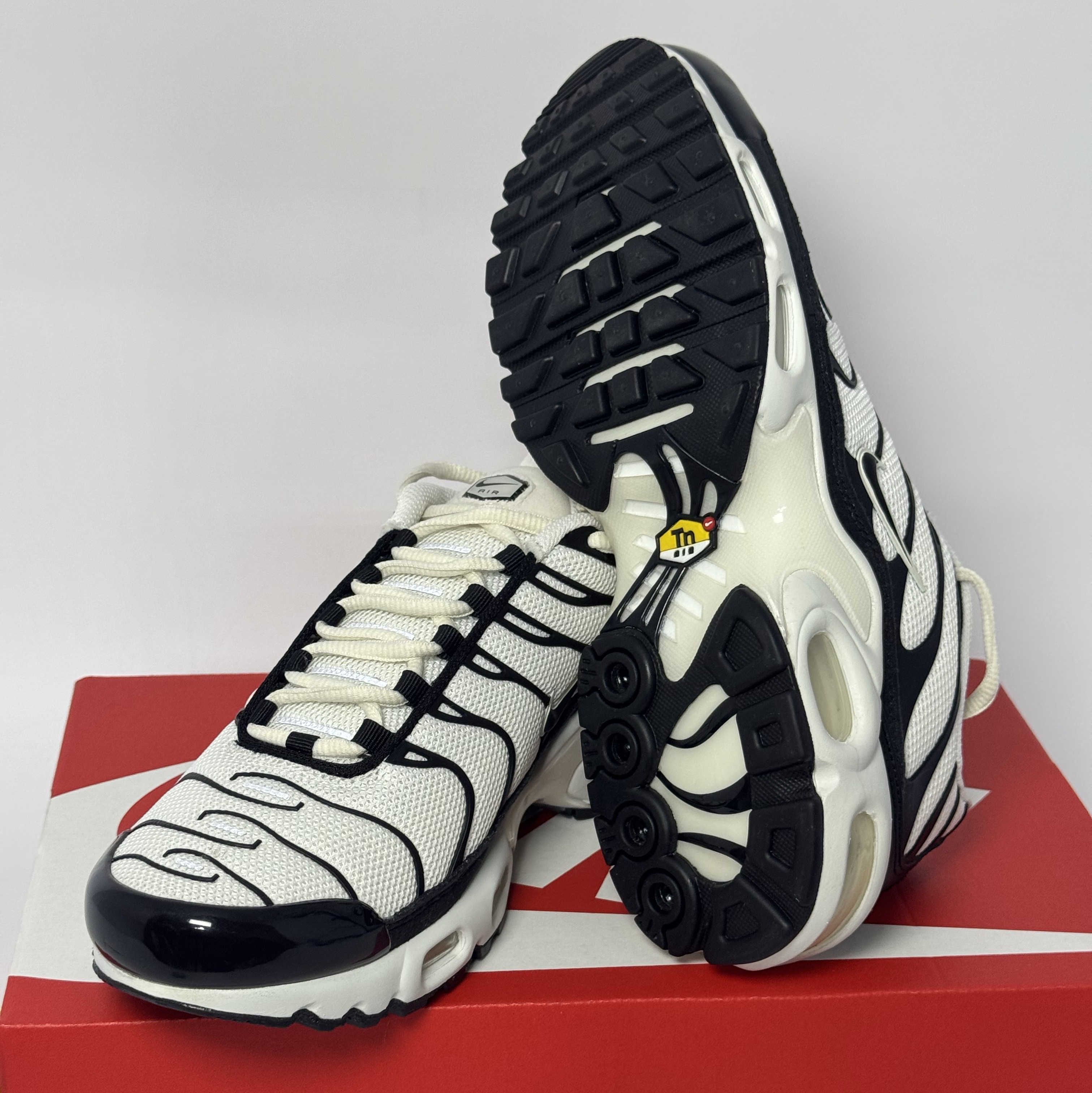 Nike Air Max Plus Essential+ Phantom Black 착용 스타일 - 3