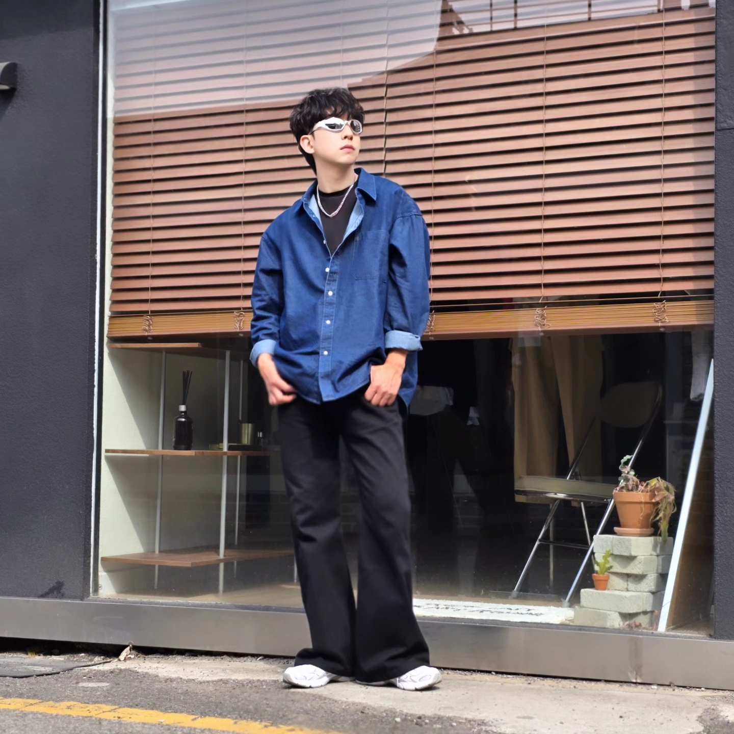 디젤 Dx1446 레드 에나멜 스테인리스 스틸 체인 네클리스 실버, 뉴발란스 740v2 화이트 실버 메탈릭 착용 스타일 - 5