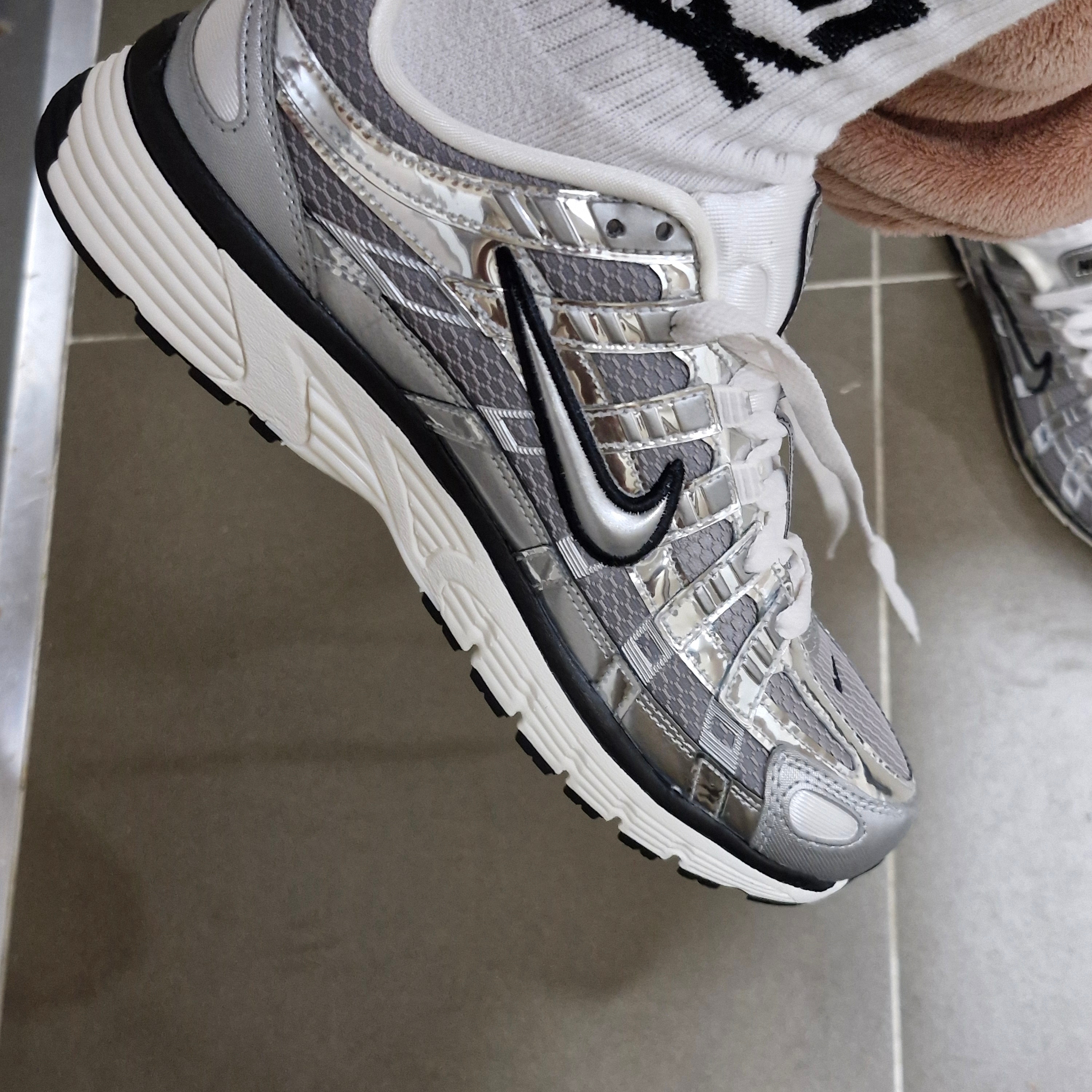 Nike P-6000 Metallic Silver 착용 스타일 - 1