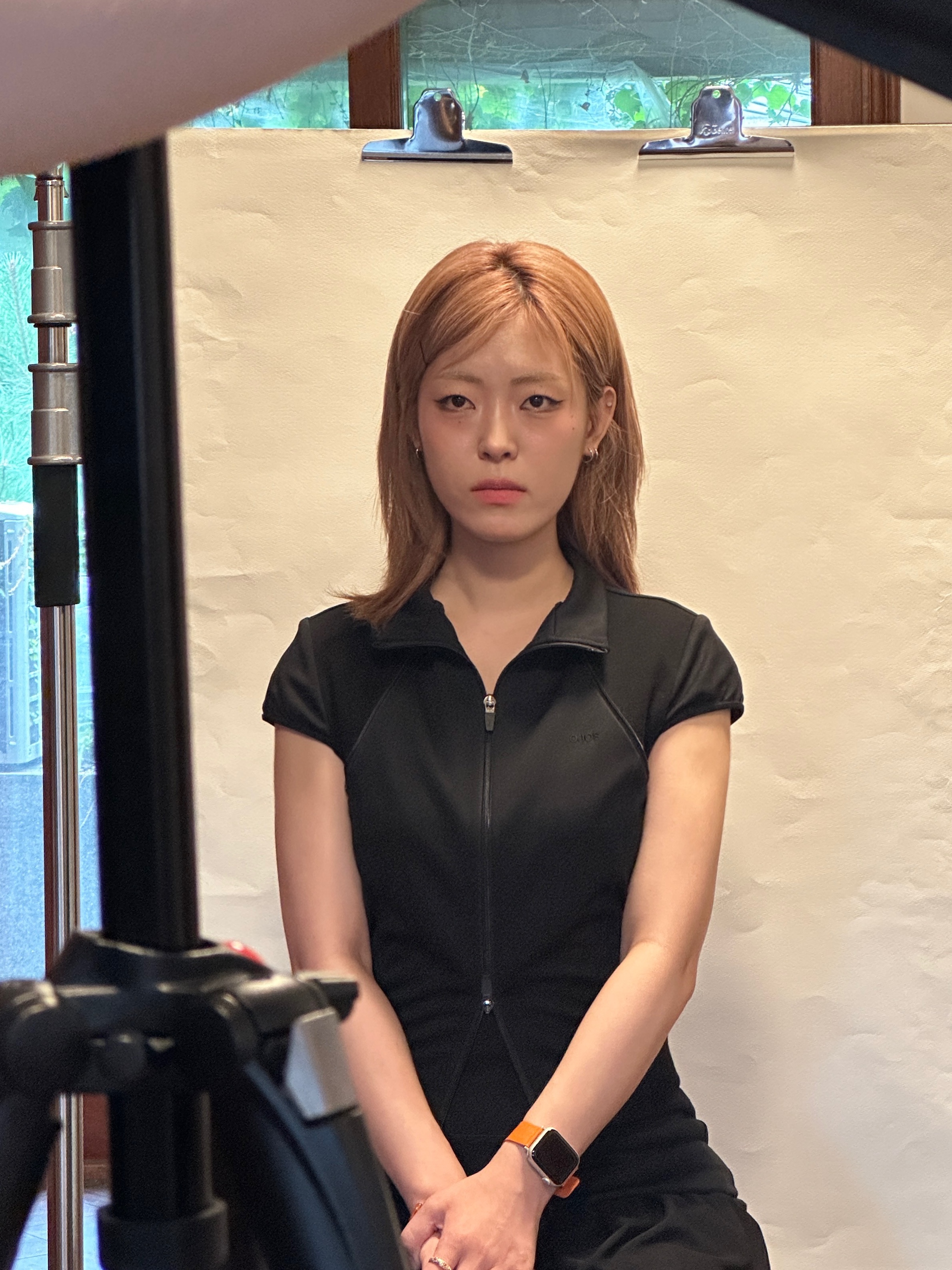 오호스 패널드 크롭 쉘 자켓 웜 그레이 착용 스타일 - 3