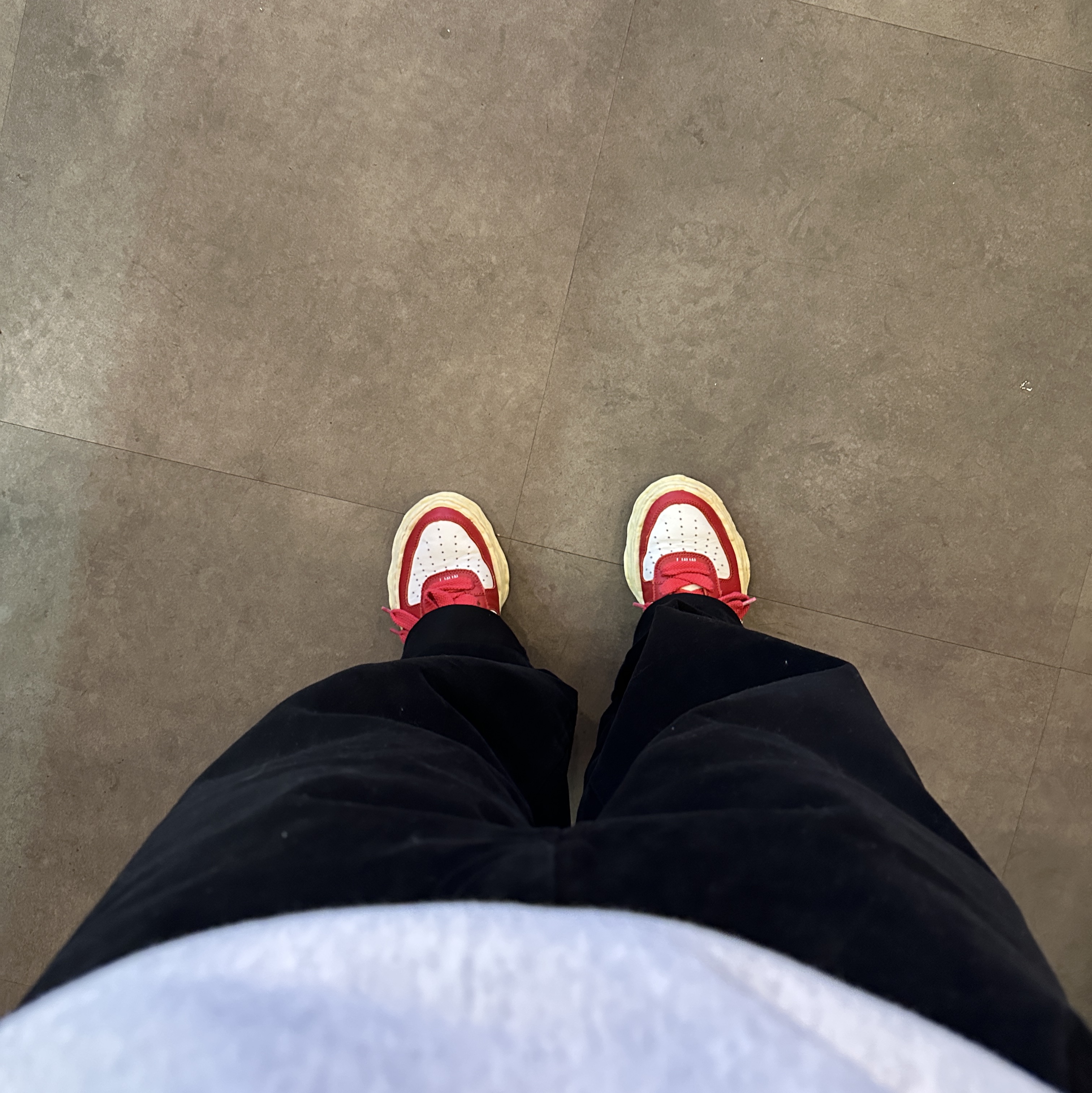 Maison Mihara Yasuhiro Wayne VL OG Sole Leather Low-top Sneakers White Red 착용 스타일 - 1