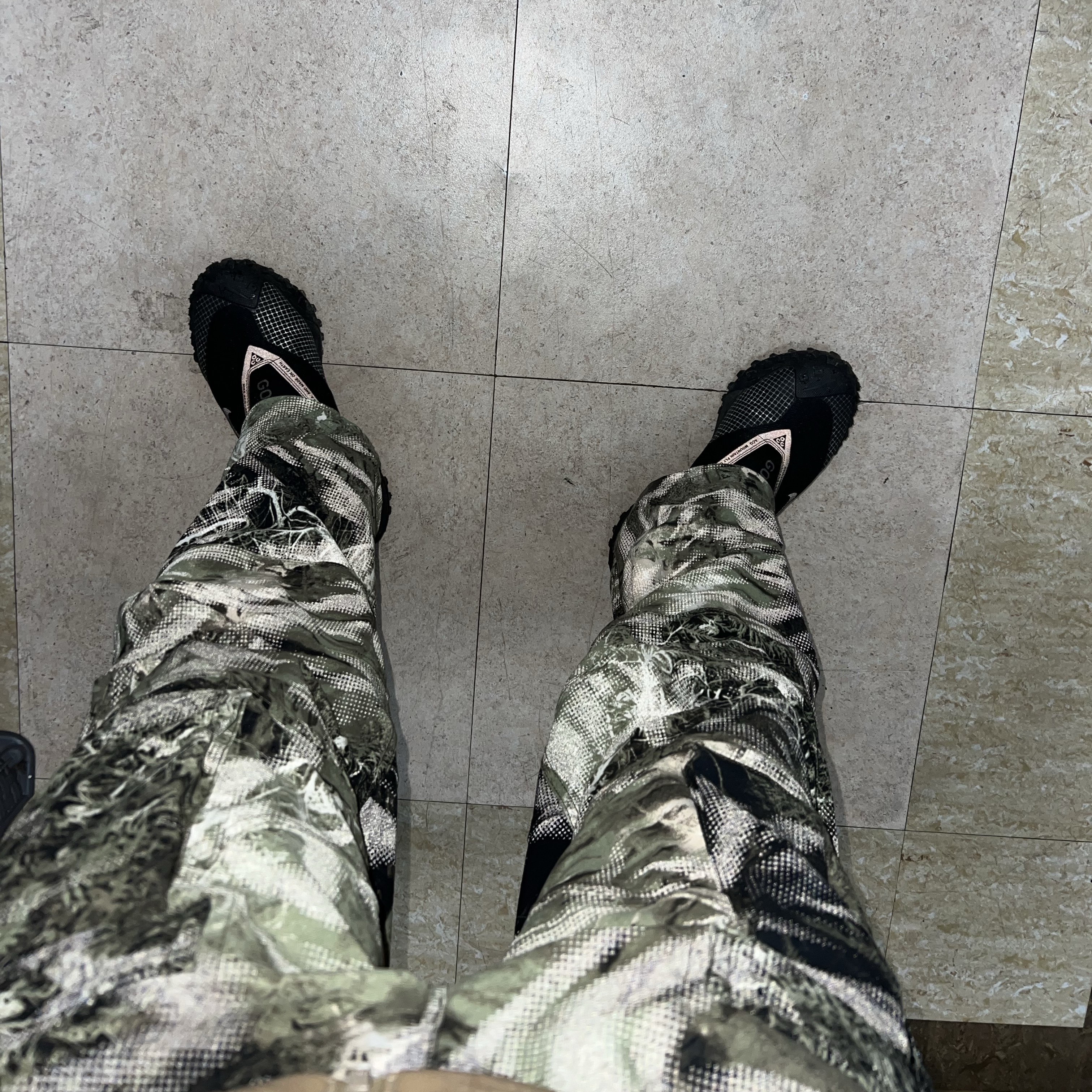 Nike ACG Mountain Fly Gore-Tex Black and Dark Grey, Nike ACG Smith Summit Allover Print Cargo Pants Oil Green - Asia 착용 스타일