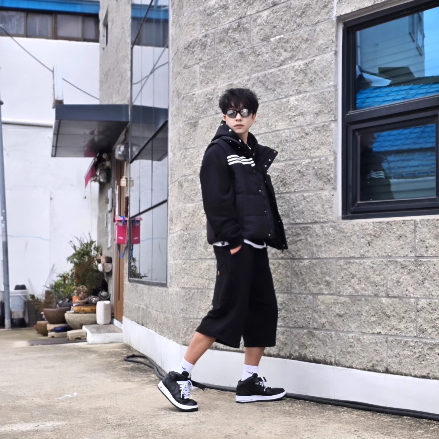 아디다스 오리지널스 70s 패디드 질레 블랙 - KR 사이즈, 나이키 x 스투시 에어포스 1 '07 미드 SP 블랙 착용 스타일 - 4