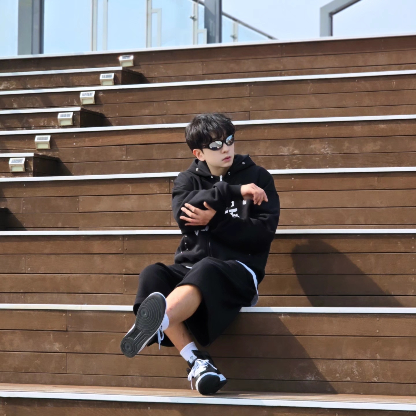 Nike x Stussy Air Force 1 '07 Mid SP Black 착용 스타일 - 2