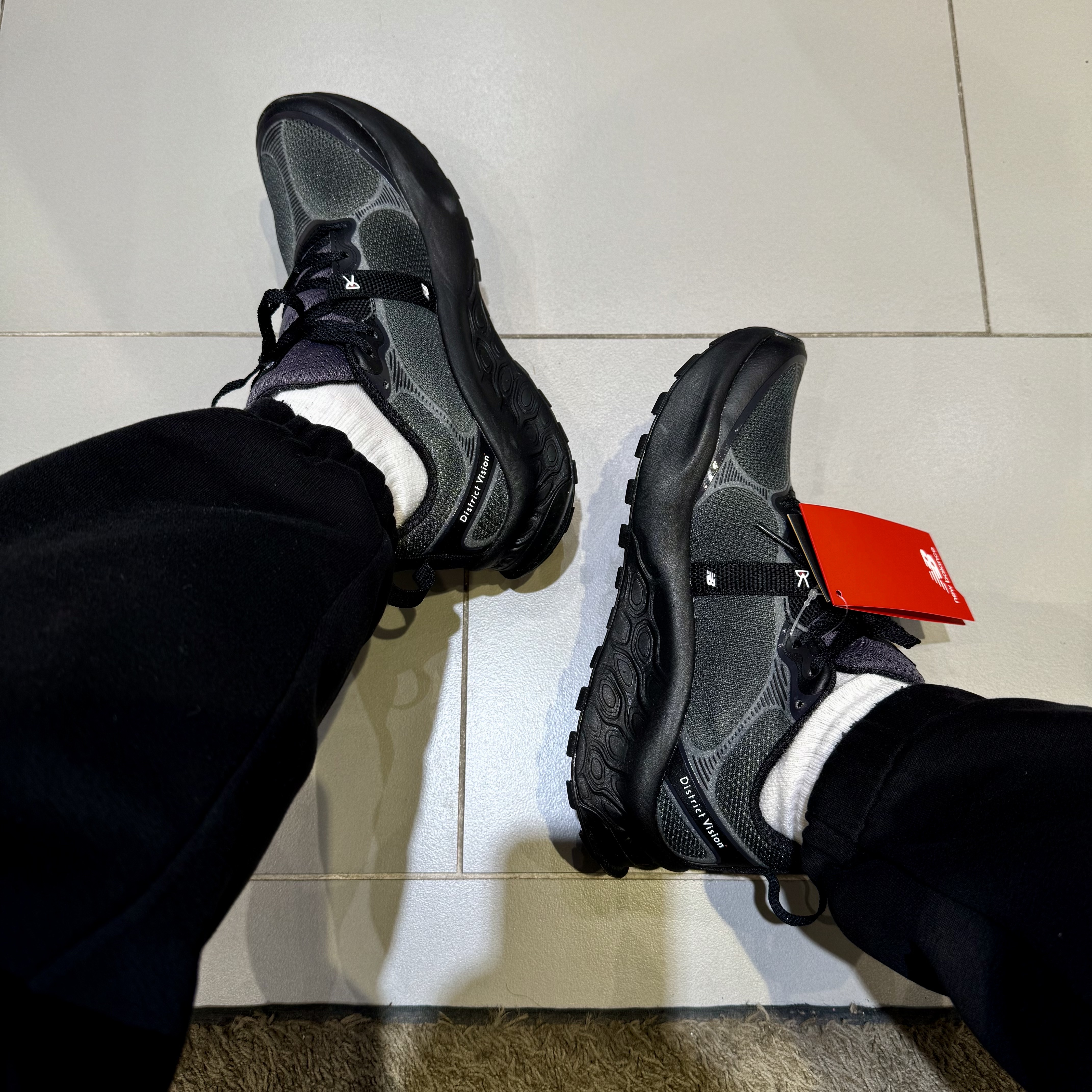 New Balance x District Vision Fresh Foam X Hierro v8 Magnet Black Beauty 착용 스타일 - 1