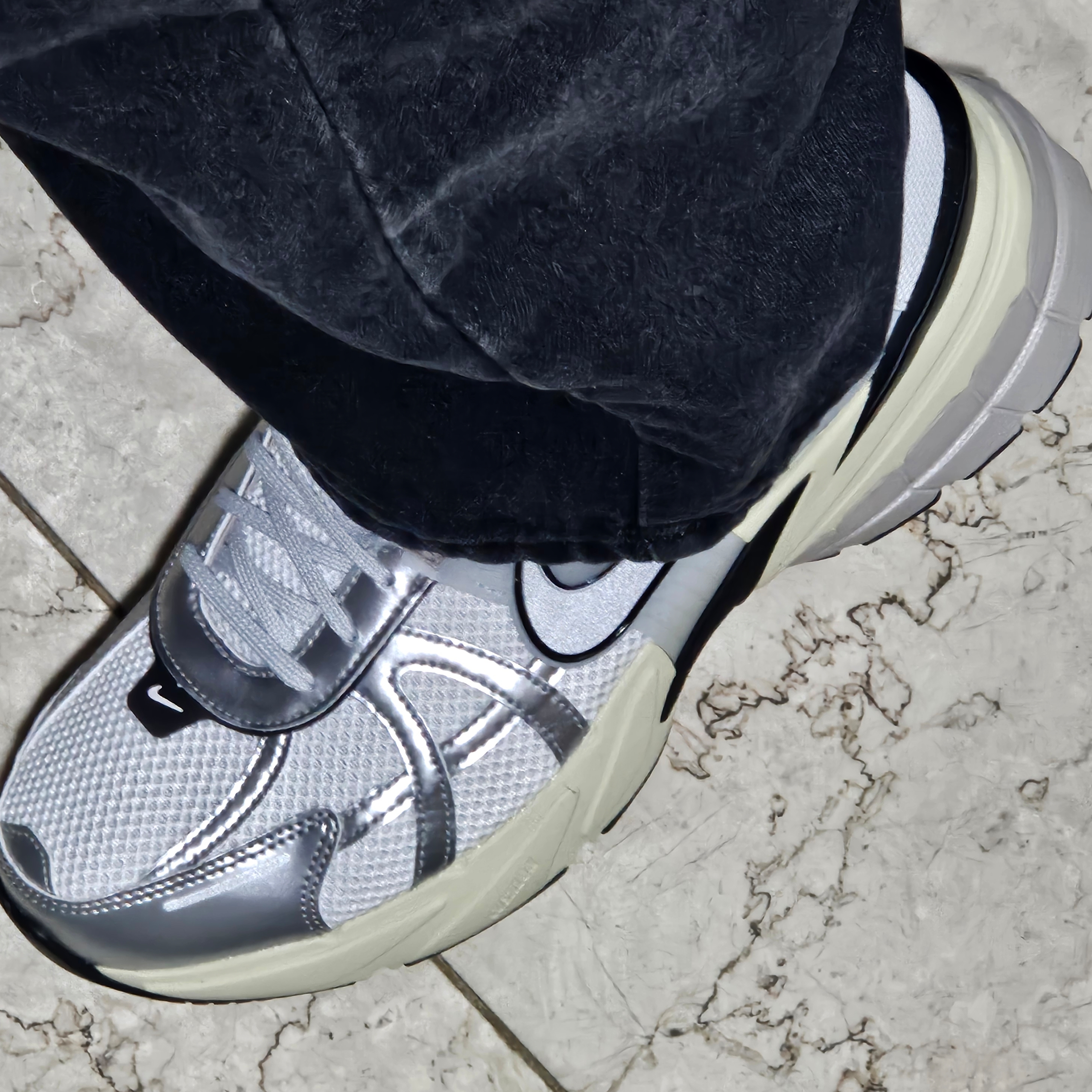 Nike V2K Run Summit White Metallic Silver 착용 스타일