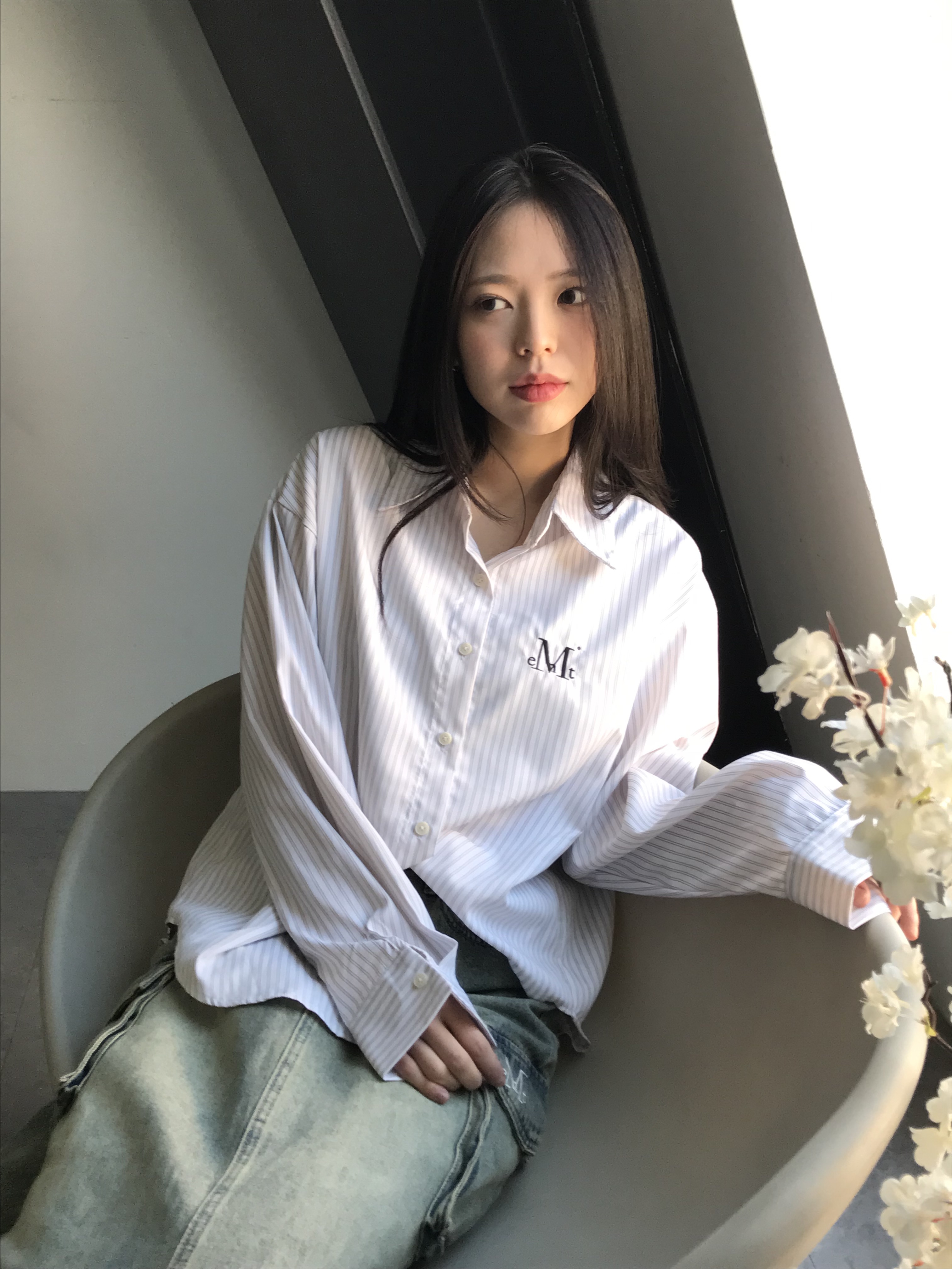 무센트 보나 시그니처 스트라이프 셔츠 라이트 베이지, 무센트 롤리 롱 카고 데님 스커트 데님 착용 스타일 - 1