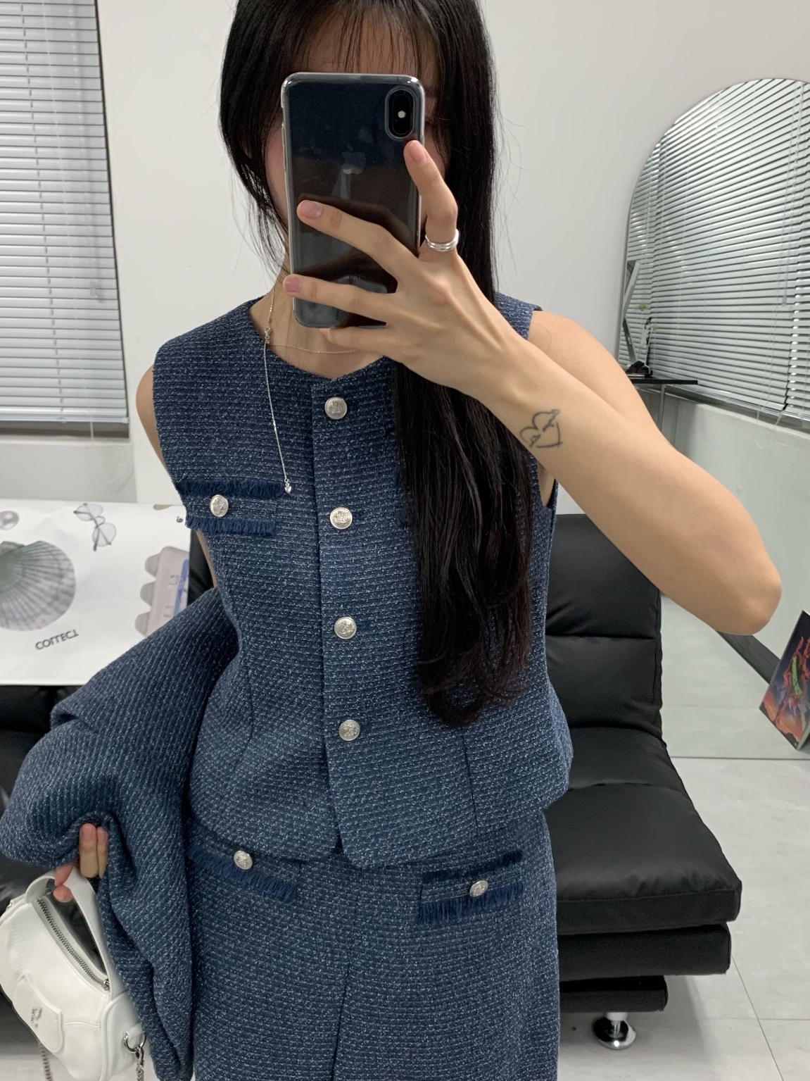 아디다스 가젤 화이트 컬리지에이트 네이비 착용 스타일 - 2