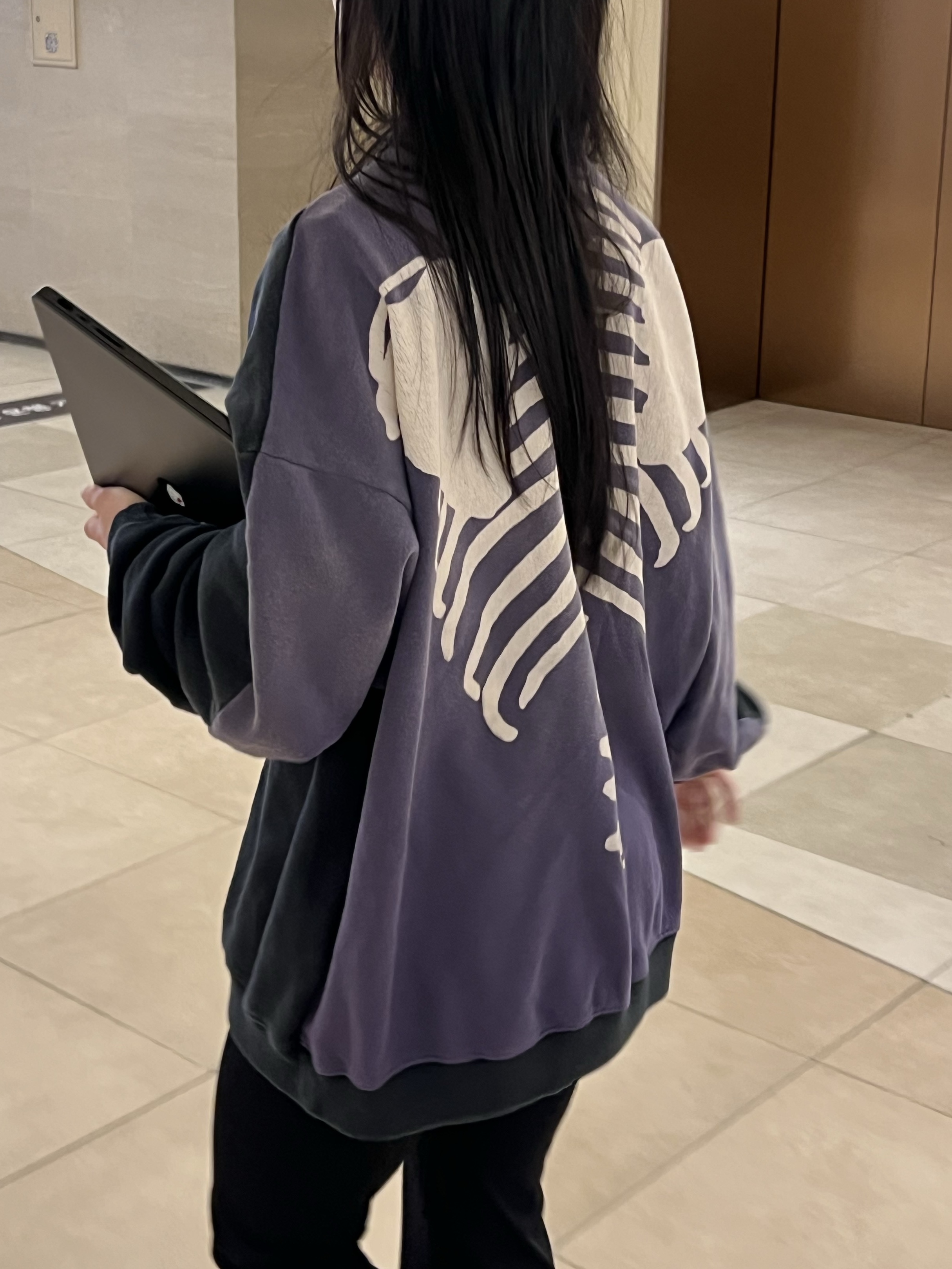 Kapital 2 Tone Big Fleece Sweatshirt Black Purple 착용 스타일 - 3