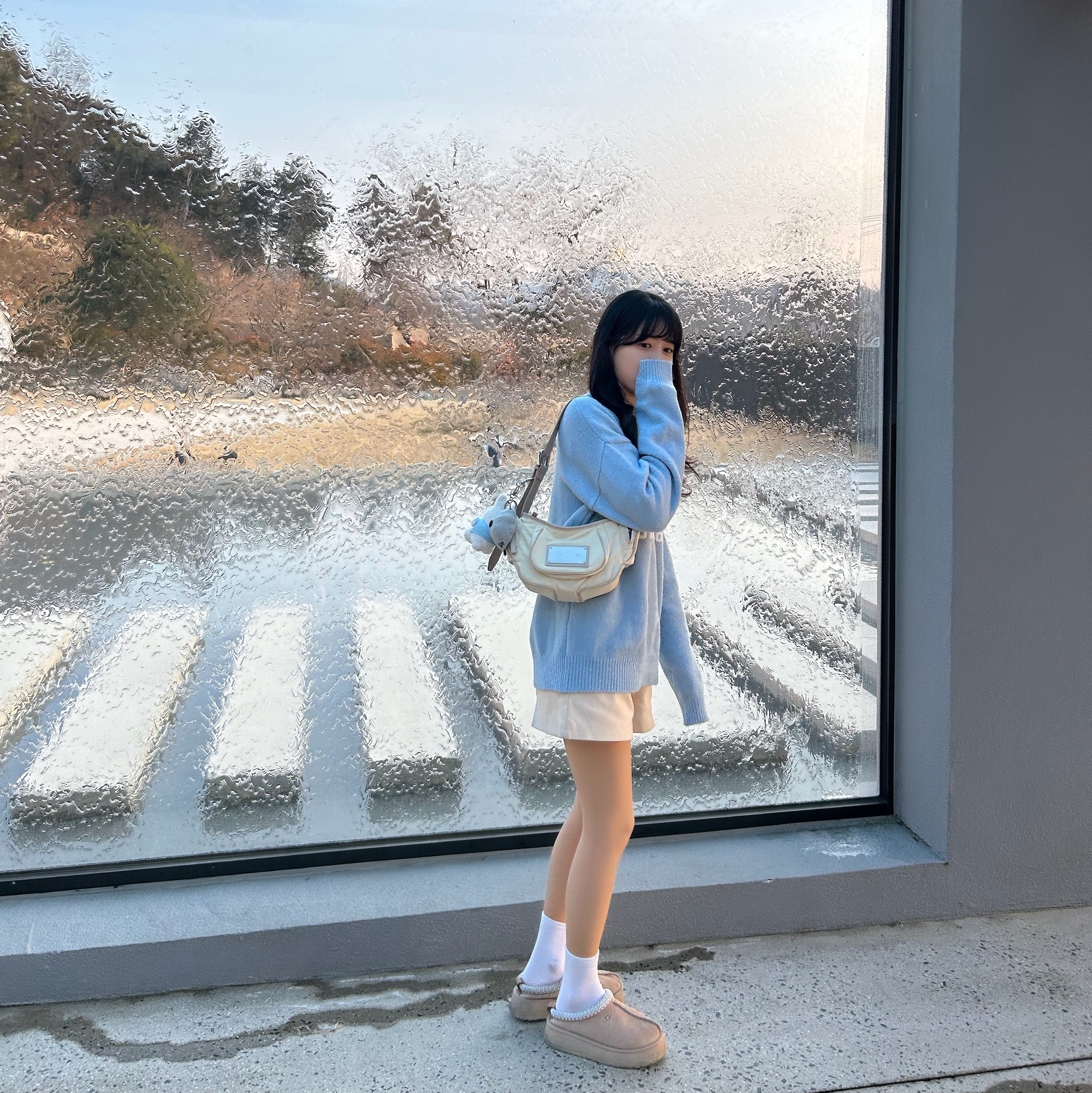(W) UGG Tazz Slipper Sand, Matin Kim Madeleine Round Bag Light Beige 착용 스타일 - 4