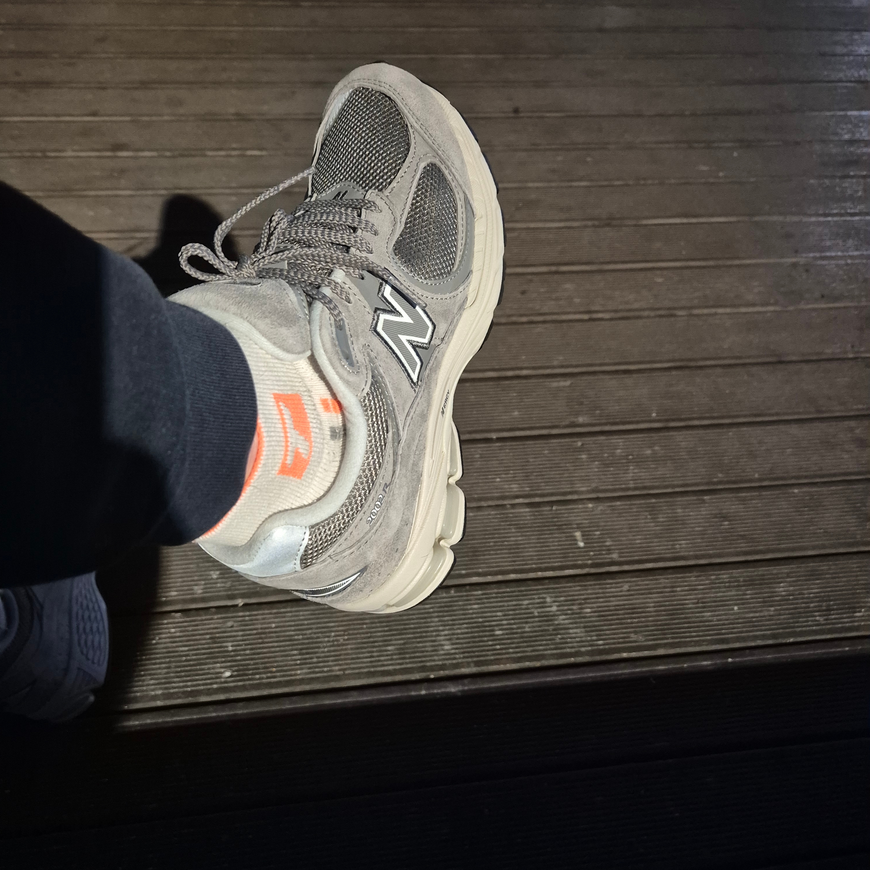 New Balance 2002R Grey 착용 스타일