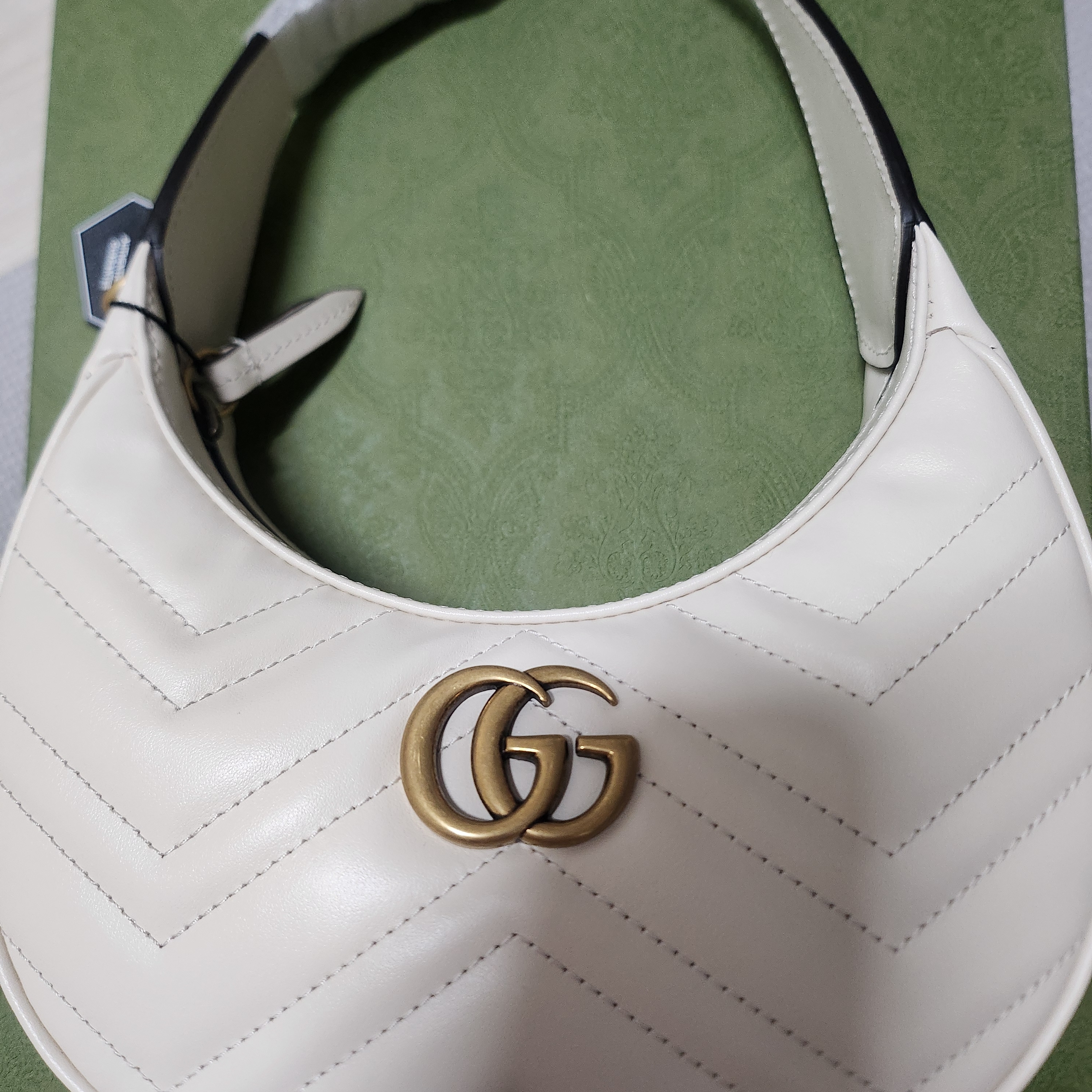 Gucci GG Marmont Half-Moon-Shaped Mini Bag White Leather 착용 스타일