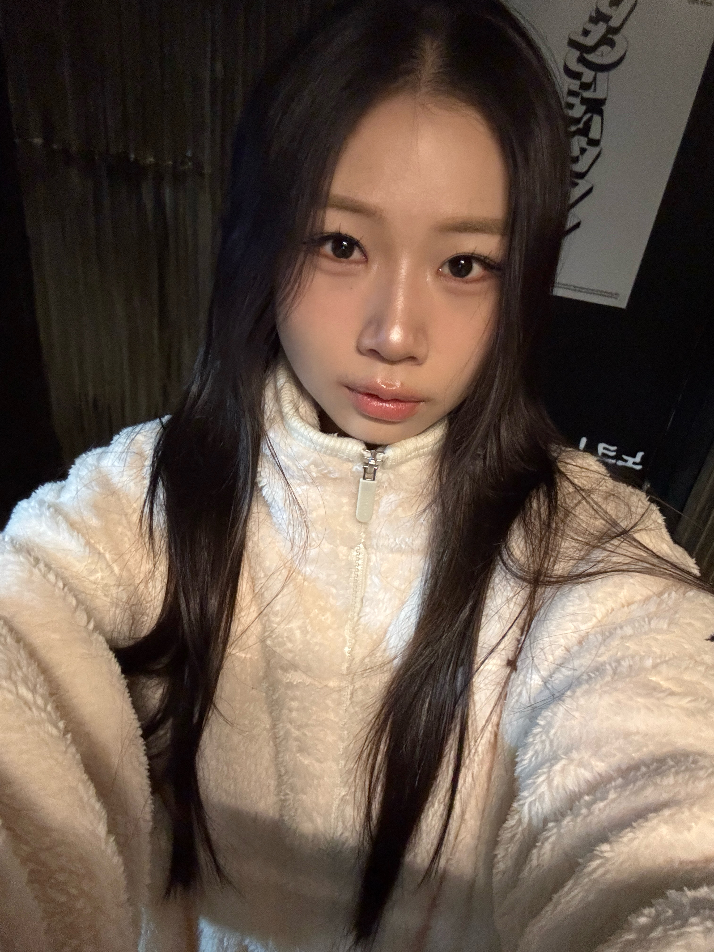 (W) 마뗑킴 백 로고 플리스 점퍼 아이보리 착용 스타일 - 4
