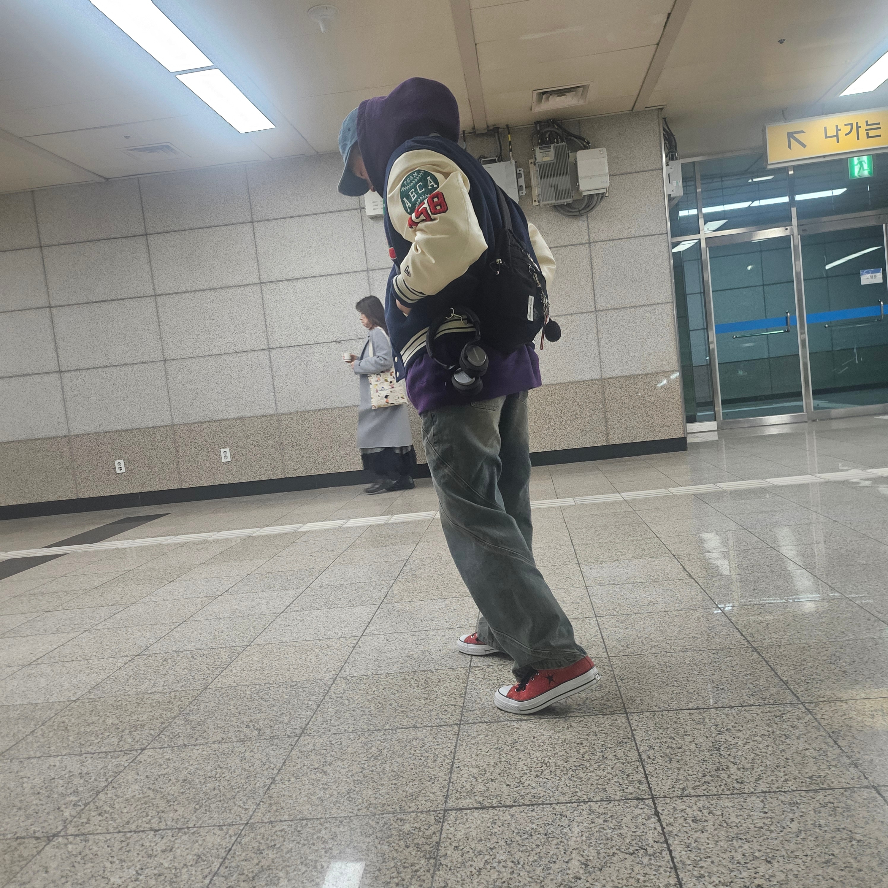 Supreme Washed Chino Twill Camp Cap Denim - 23FW, New Era x Aeca White Varsity Jacket Navy 착용 스타일 - 1