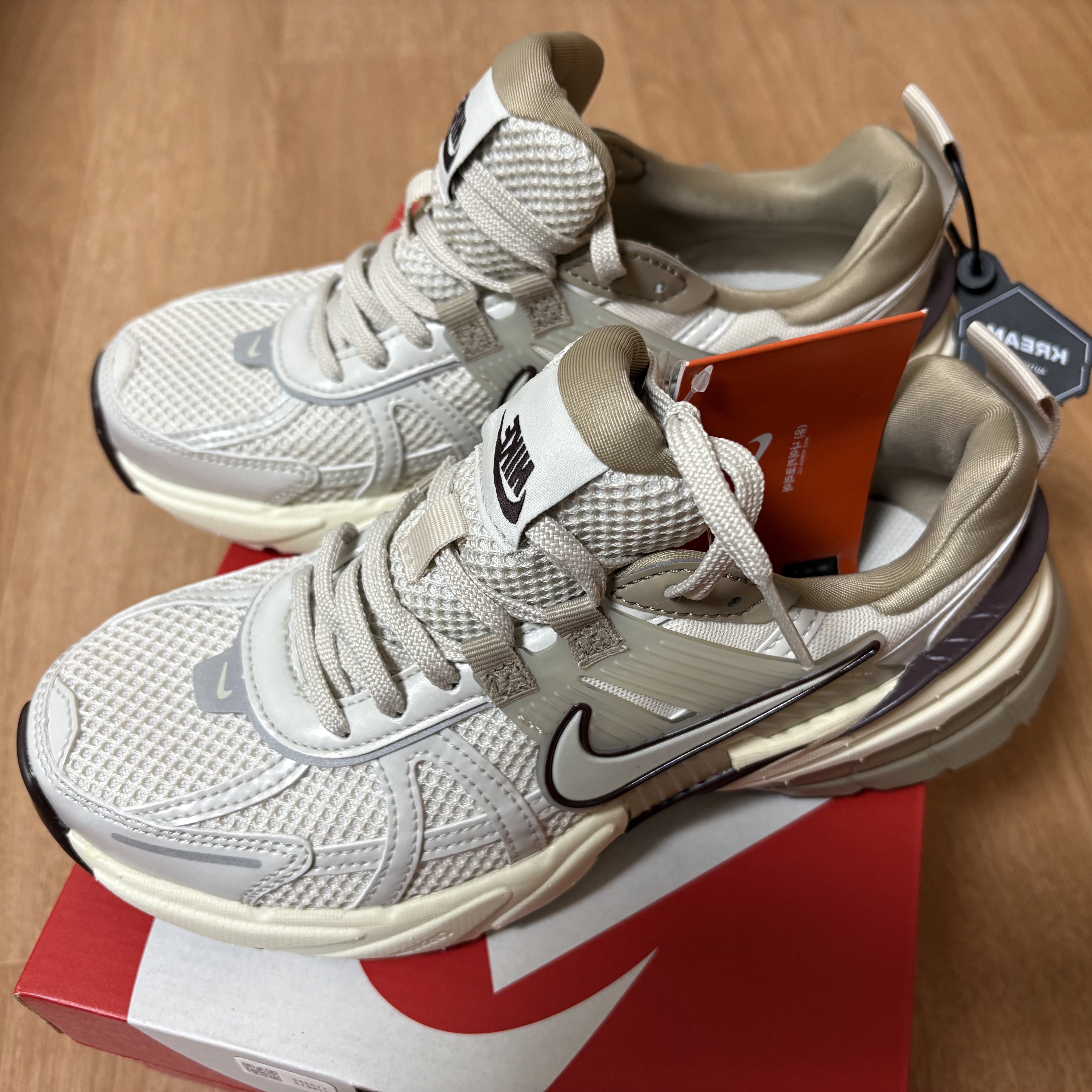 Nike V2K Run Light Orewood Brown Khaki 착용 스타일 - 1