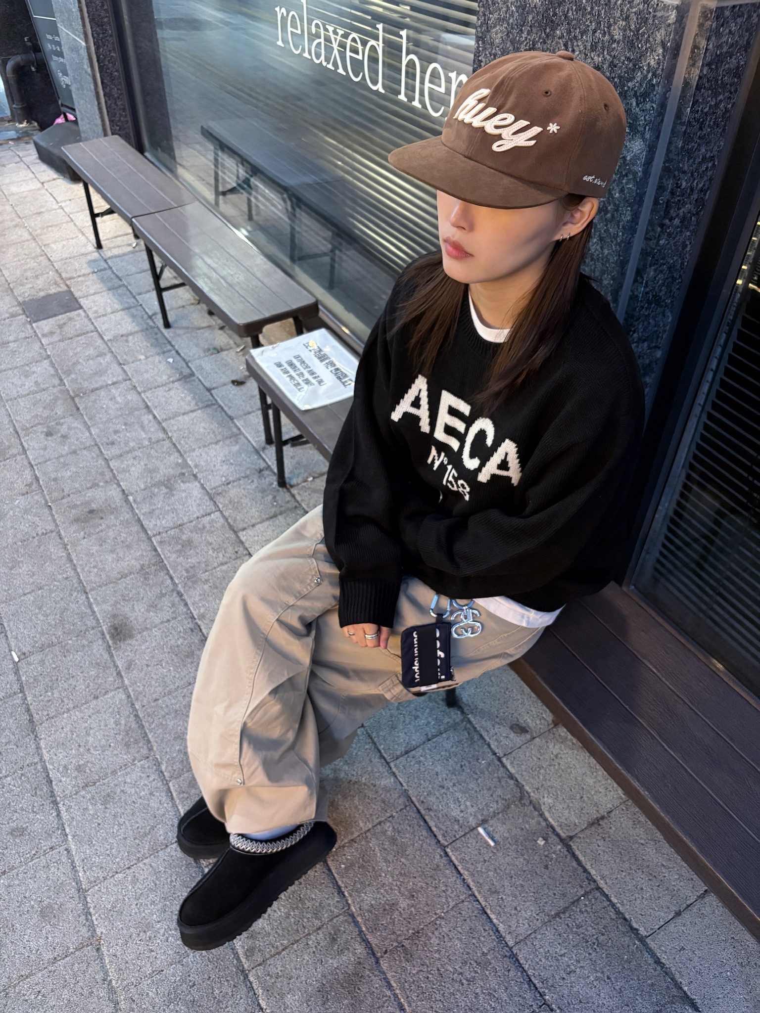 [KREAM 단독] Huey Applique Cap Brown, (W) UGG Tazz Slipper Black 착용 스타일 - 2