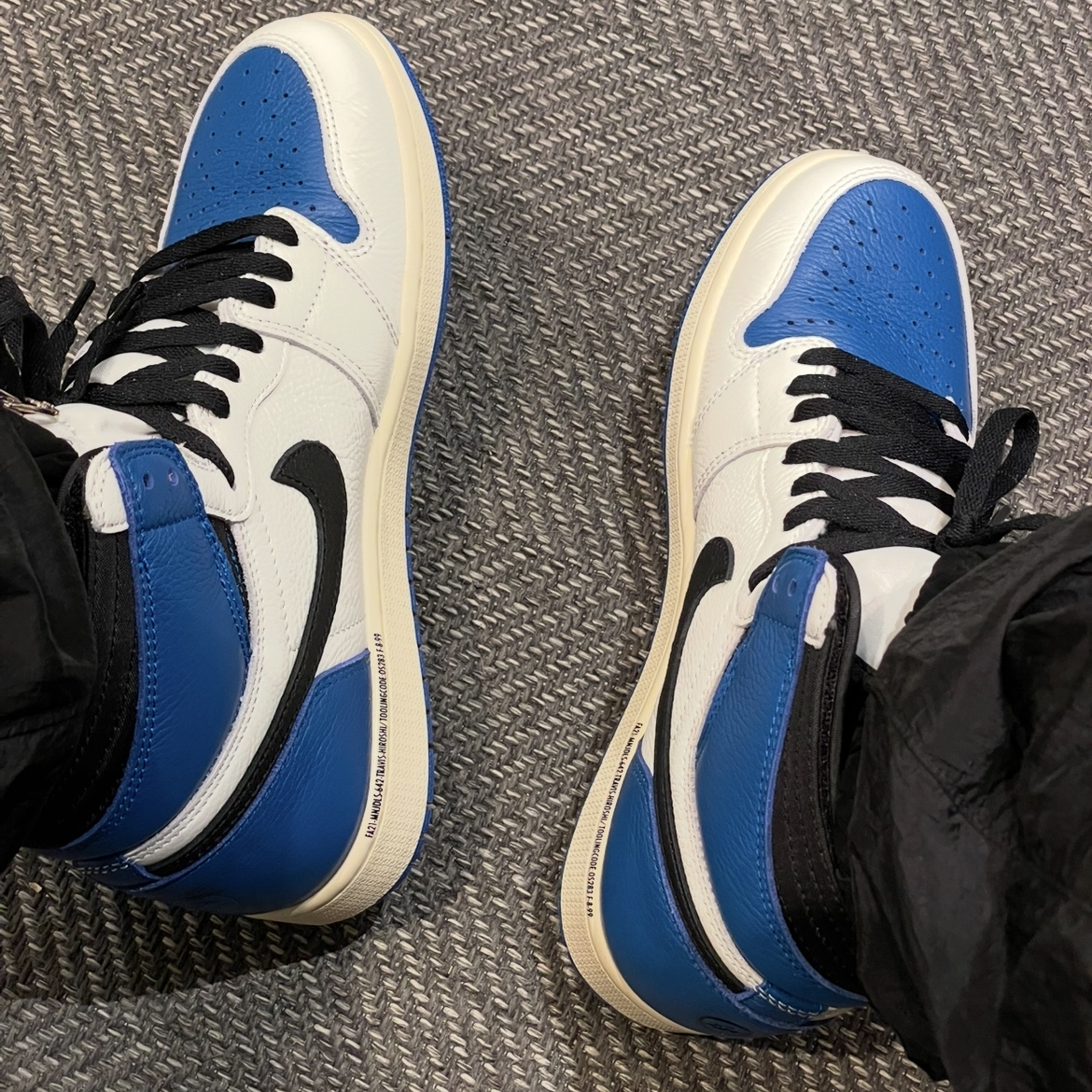 Jordan 1 x Travis Scott x Fragment Retro High OG SP Military Blue 착용 스타일