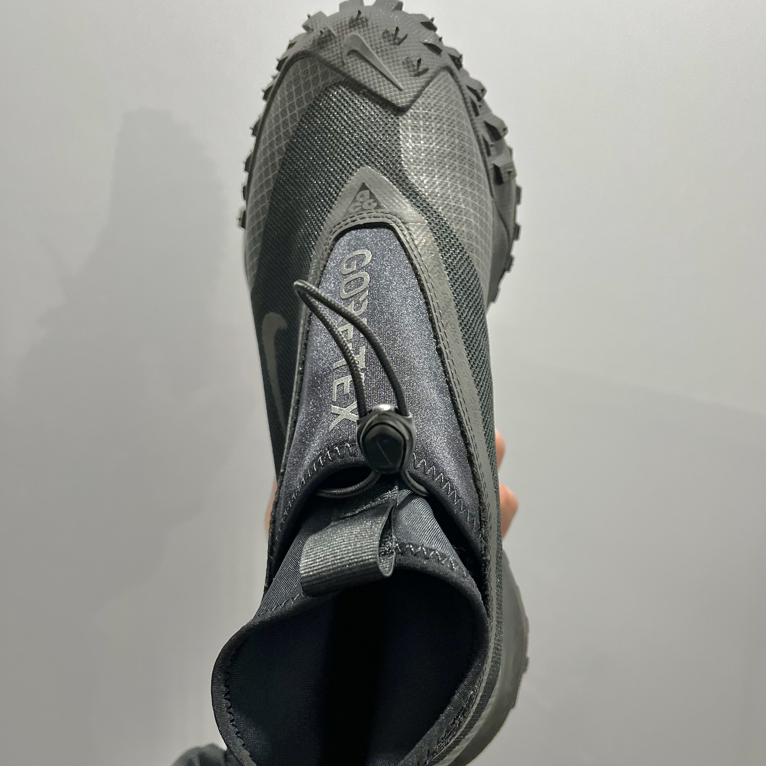 Nike ACG Mountain Fly Gore-Tex Black and Dark Grey 착용 스타일 - 2