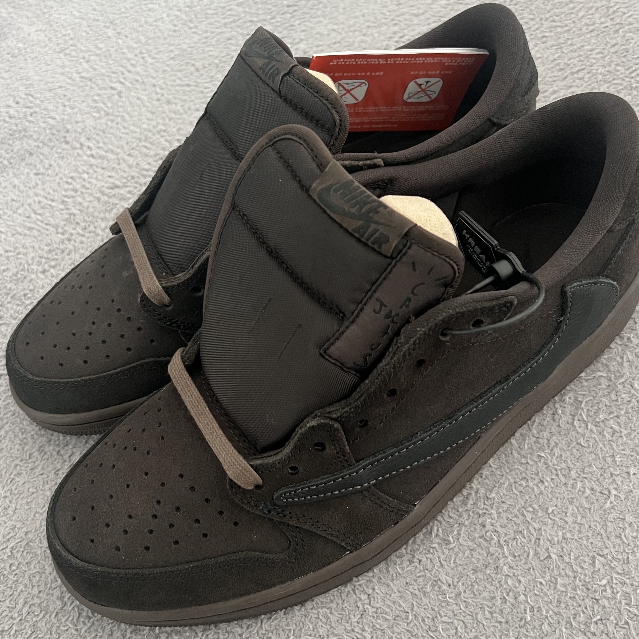 Jordan 1 x Travis Scott Retro Low OG SP Velvet Brown and Dark Mocha 착용 스타일