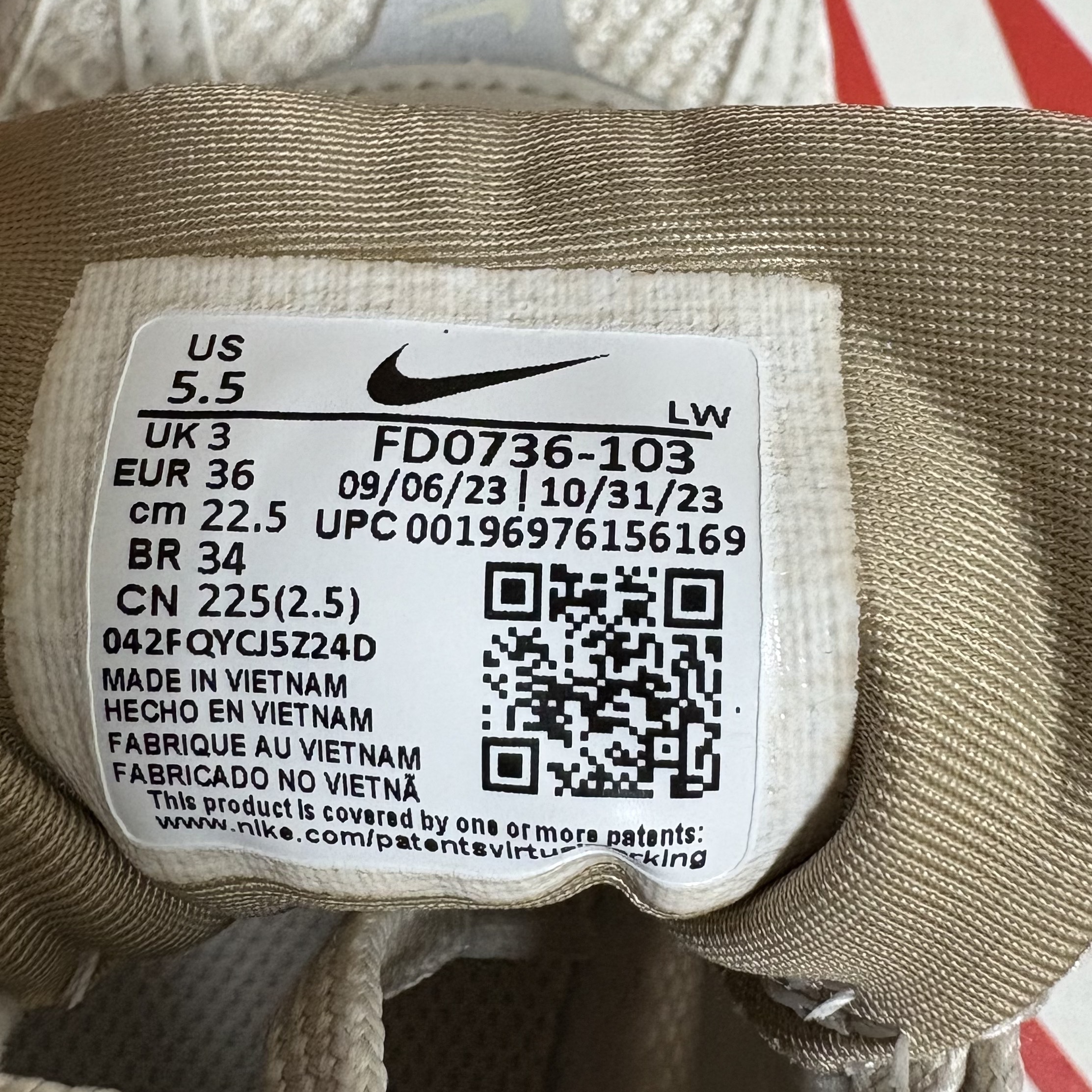 Nike V2K Run Light Orewood Brown Khaki 착용 스타일 - 2