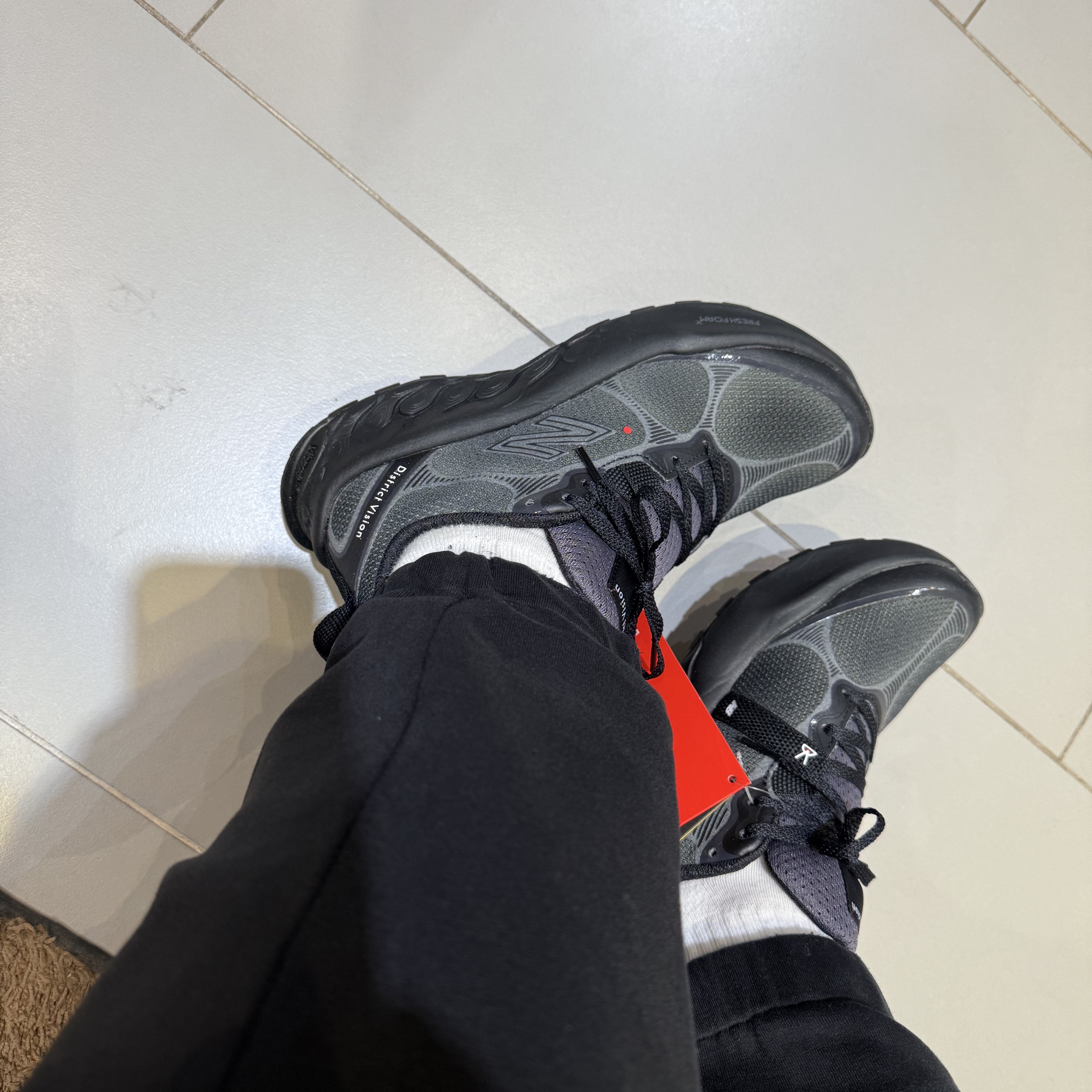 New Balance x District Vision Fresh Foam X Hierro v8 Magnet Black Beauty 착용 스타일 - 3