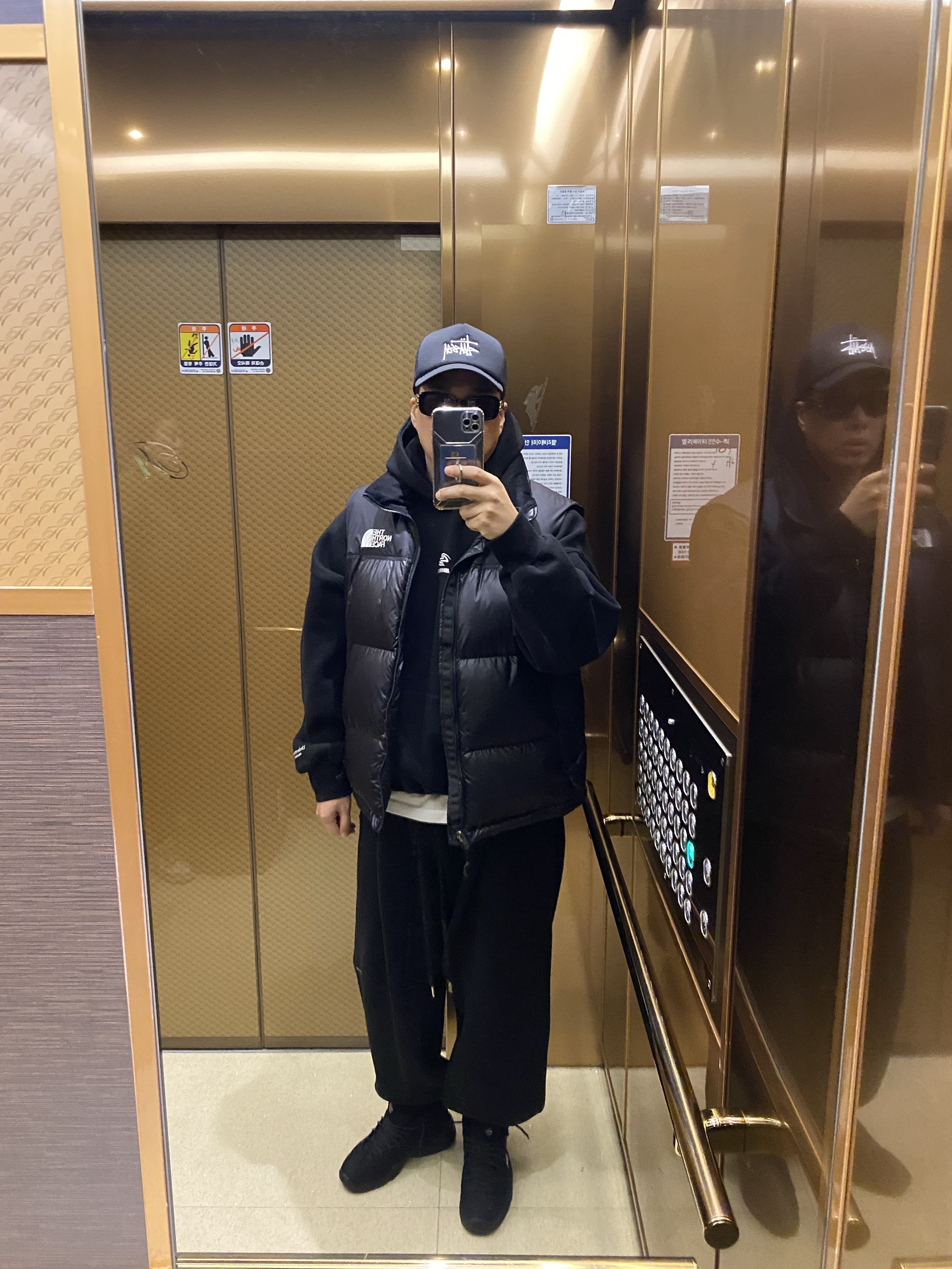 스투시 베이직 트러커 캡 블랙, 언더마이카 무.12 안티 Fxxking 로고 플레이 오버사이즈 본디드 후디 블랙 착용 스타일