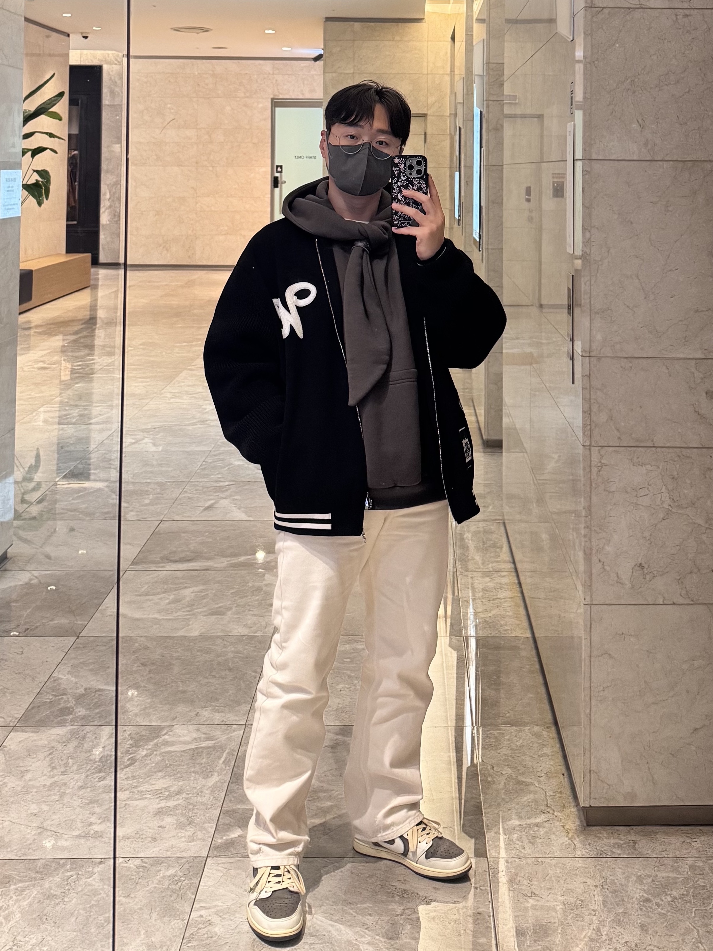 Wooyoungmi Grey Knot Detail Hooded T-Shirt Dark - 24FW, Wooyoungmi New Straight Denim Pants Ivory - 25SS 착용 스타일 - 2