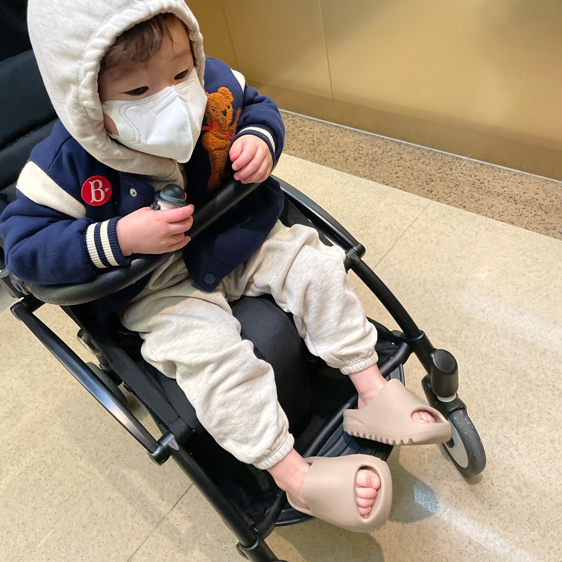 (Kids) Adidas Yeezy Slide Pure 착용 스타일 - 2
