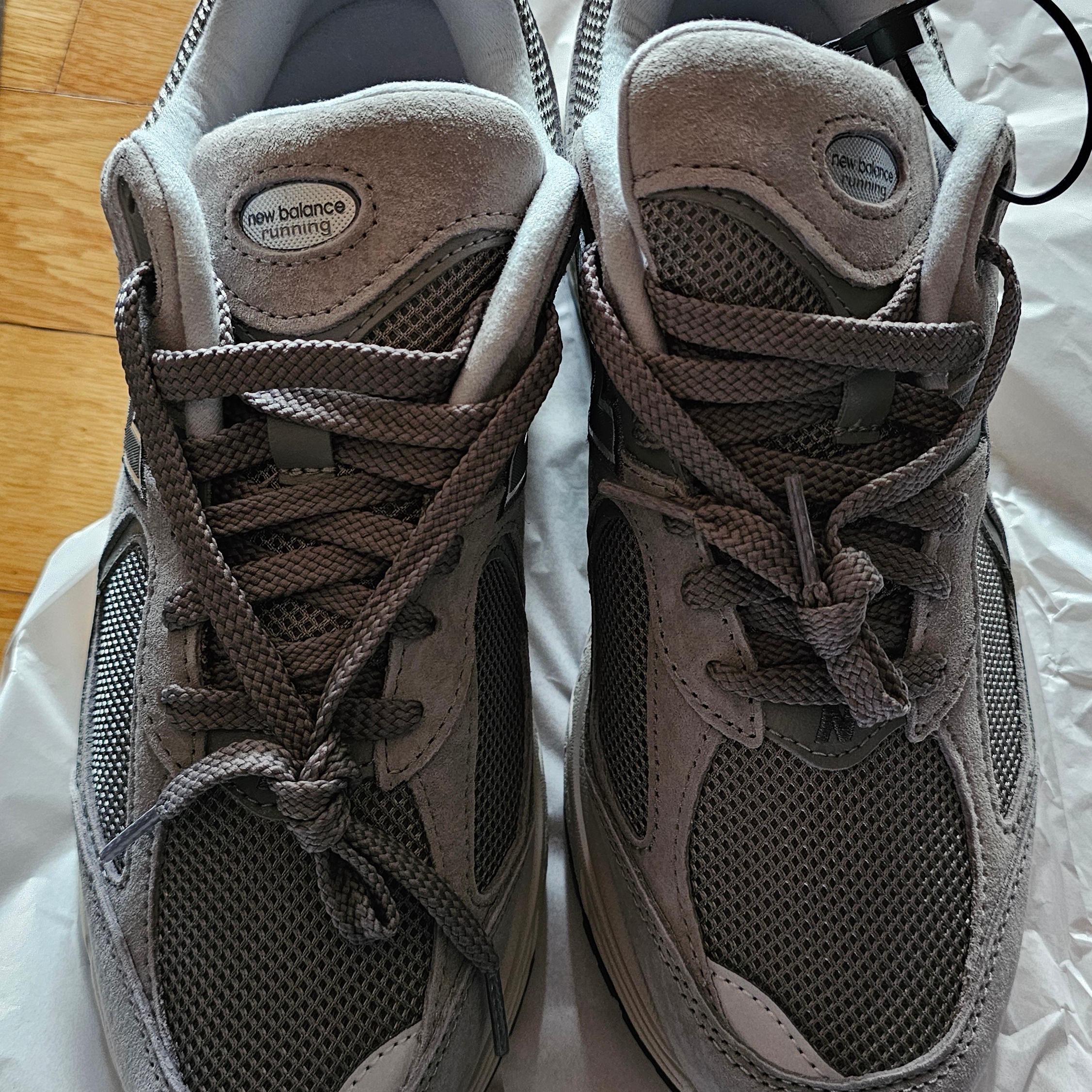 New Balance 2002R Grey 착용 스타일