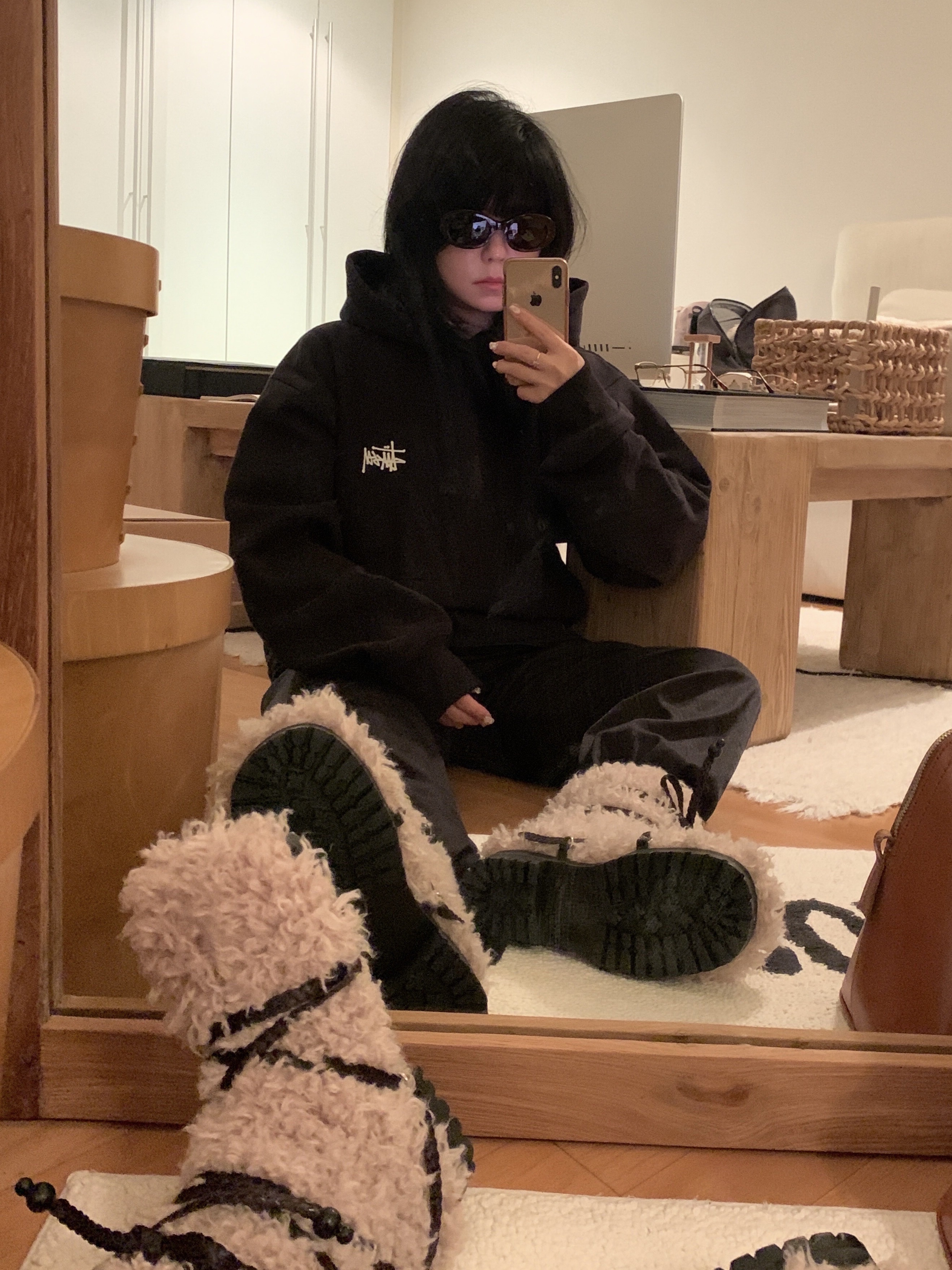 (W) Celine Triomphe 01 Sunglasses in Acetate Blonde Havana, Stussy Basic Stussy Hoodie Black 착용 스타일