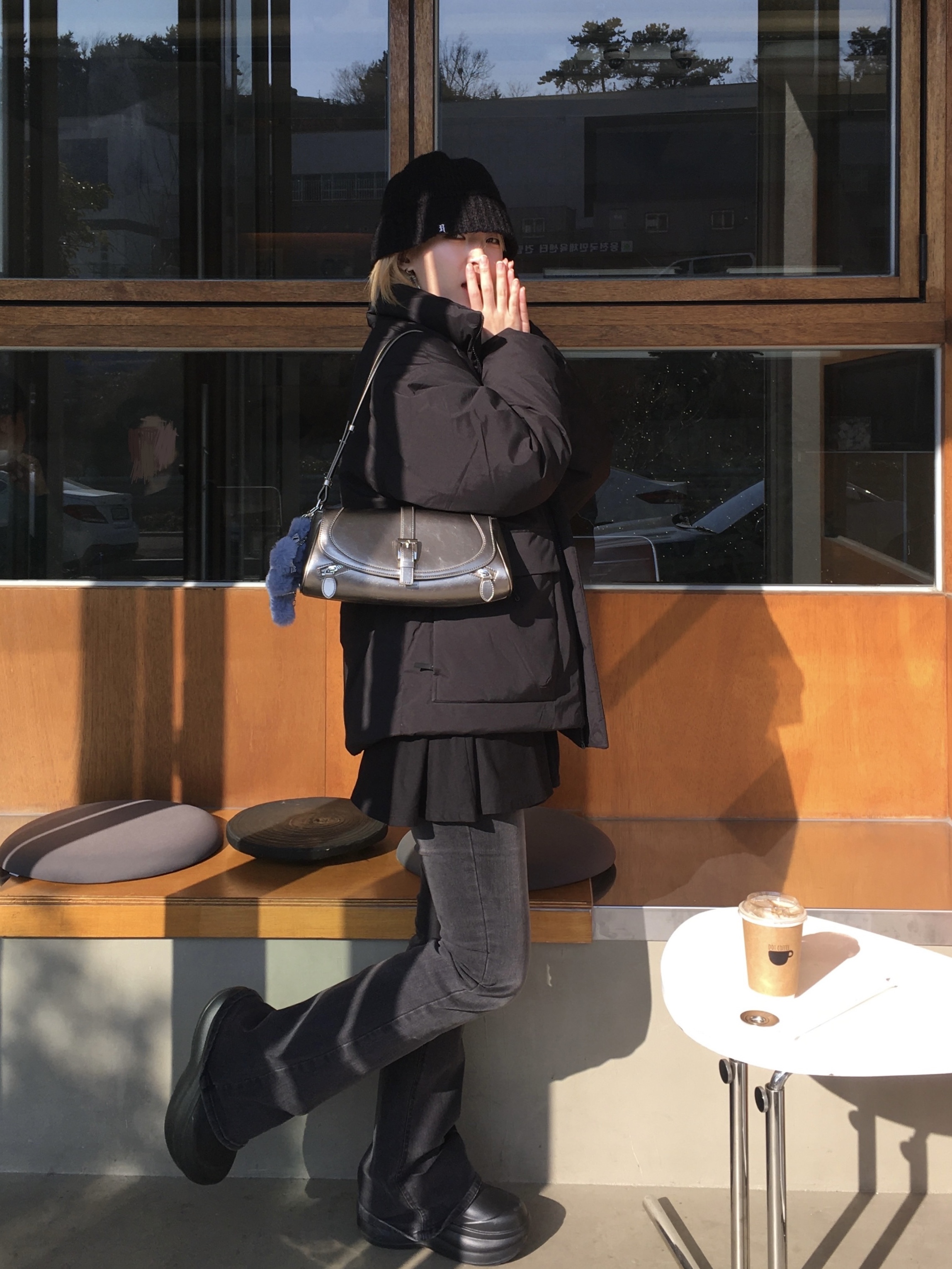 오호스 아이 플루이드 캡슬리브 드레스 01 블랙, 오호스 스캐터드 그래픽 롱 슬리브 블랙 착용 스타일 - 2
