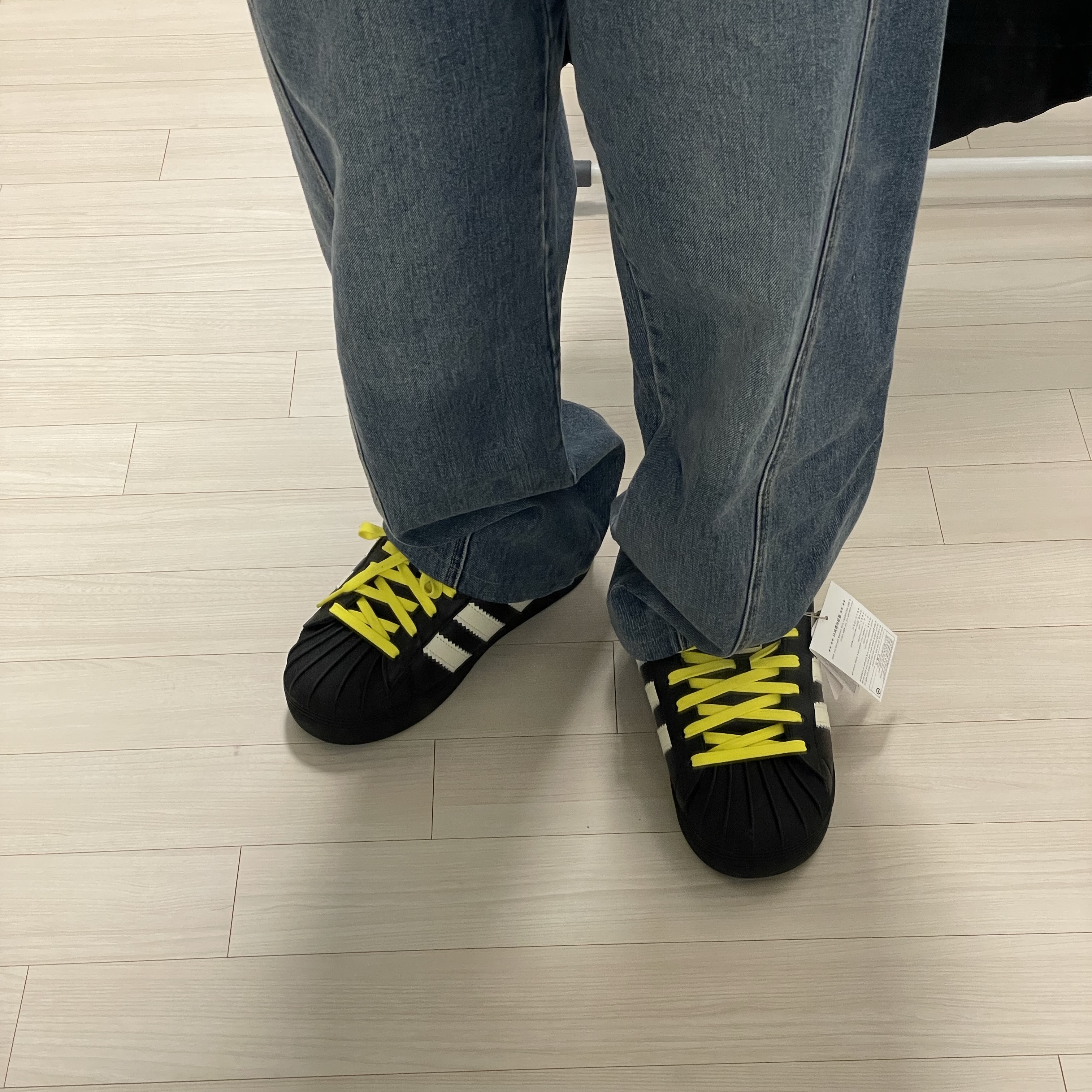 Adidas x Pharrell Williams Virginia Superstar 92 Core Black Sky Rush 착용 스타일 - 8
