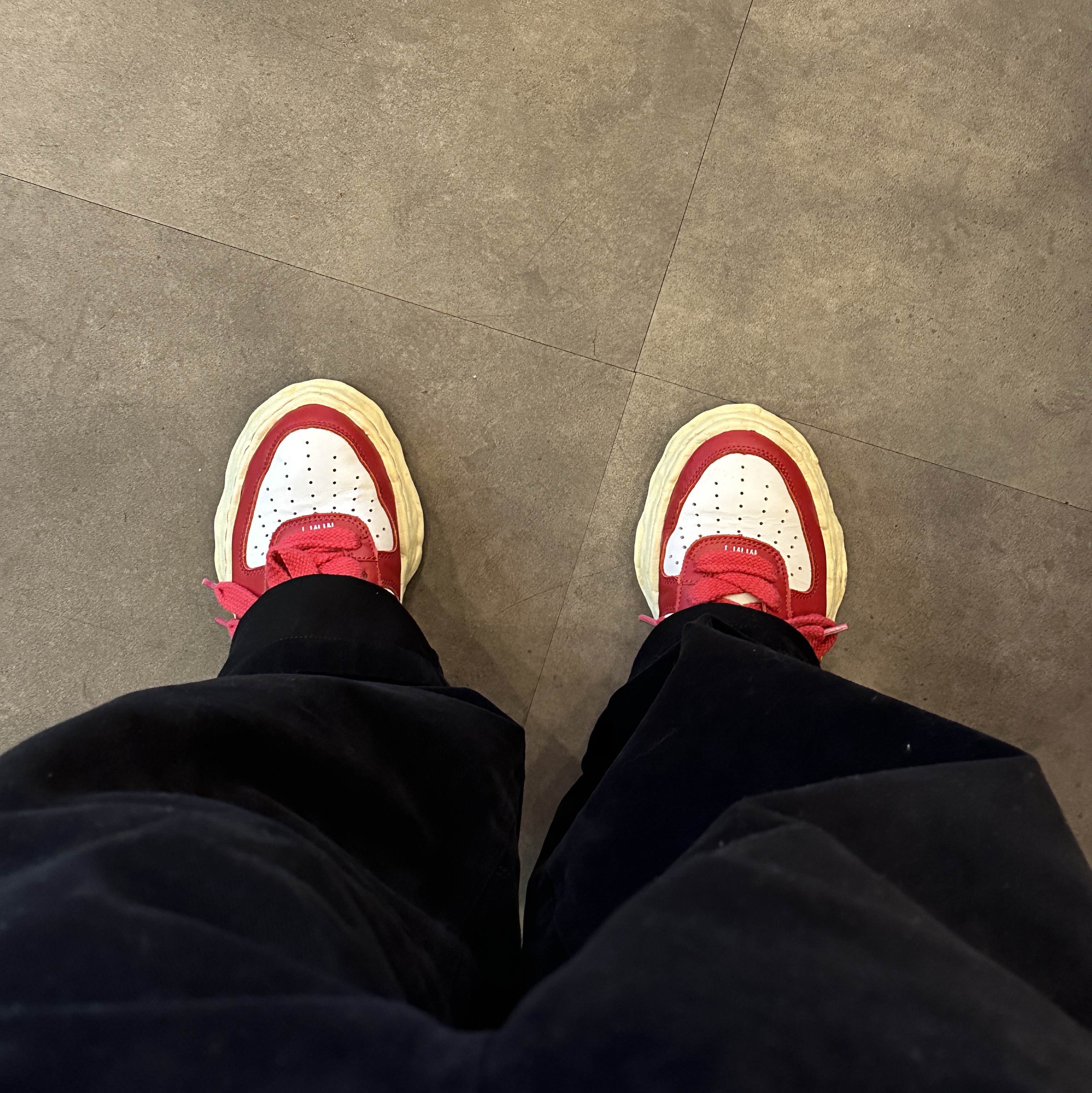 Maison Mihara Yasuhiro Wayne VL OG Sole Leather Low-top Sneakers White Red 착용 스타일 - 2