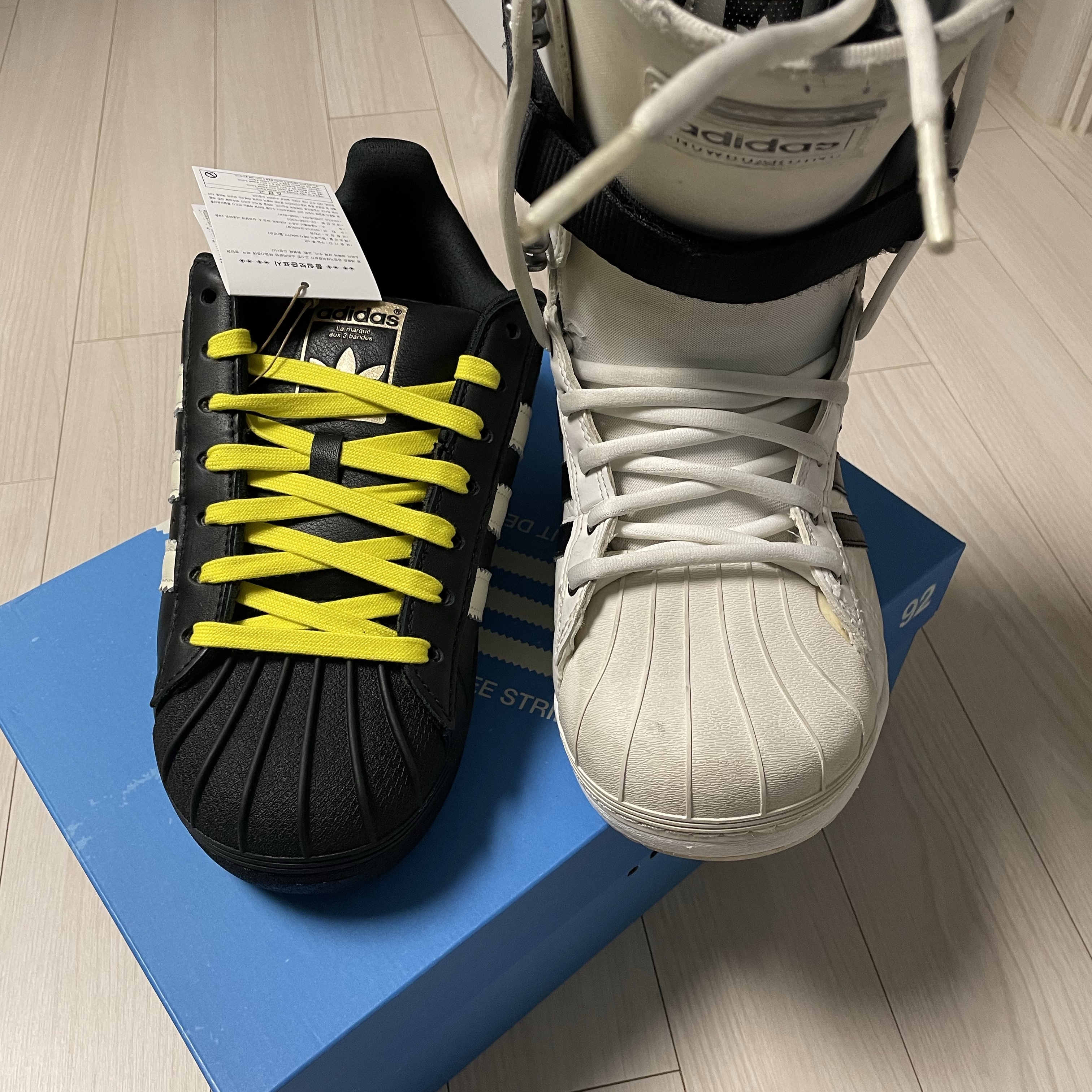 Adidas x Pharrell Williams Virginia Superstar 92 Core Black Sky Rush 착용 스타일 - 5