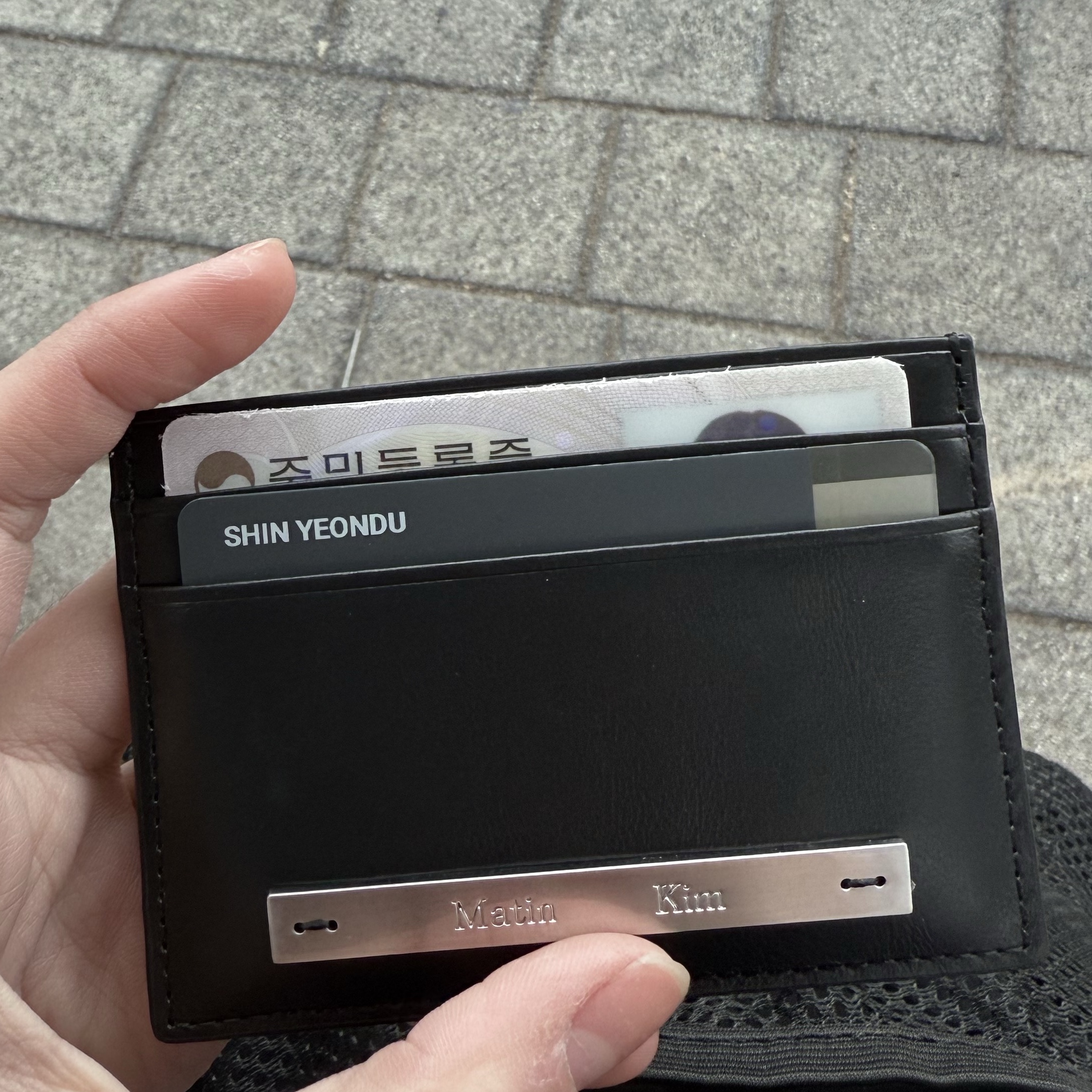 Matin Kim Vintage Card Wallet Black 착용 스타일