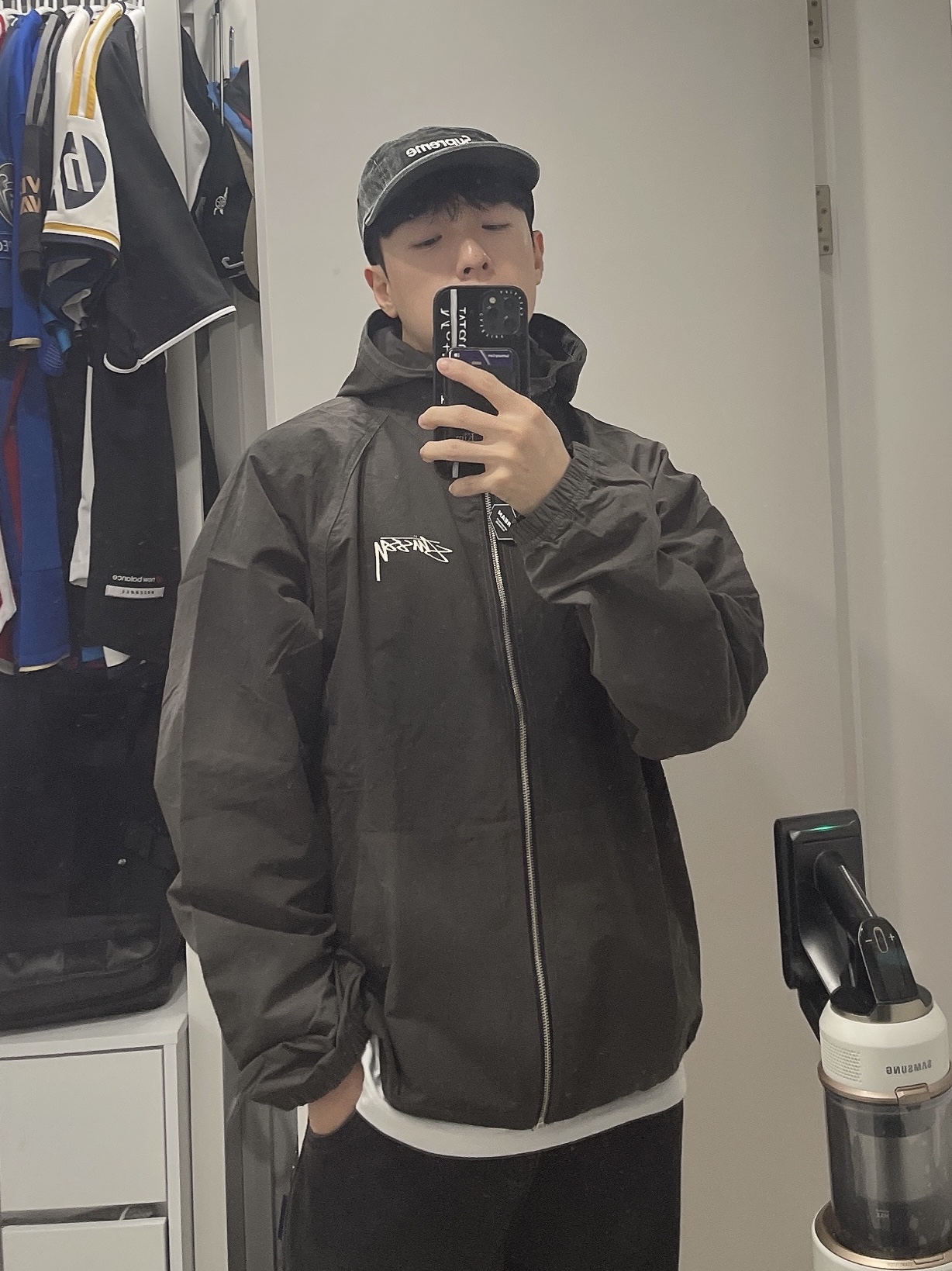 슈프림 코티드 데님 캠프캡 블랙 - 24SS, 스투시 웨이브 다이 비치 쉘 자켓 블랙 착용 스타일 - 1