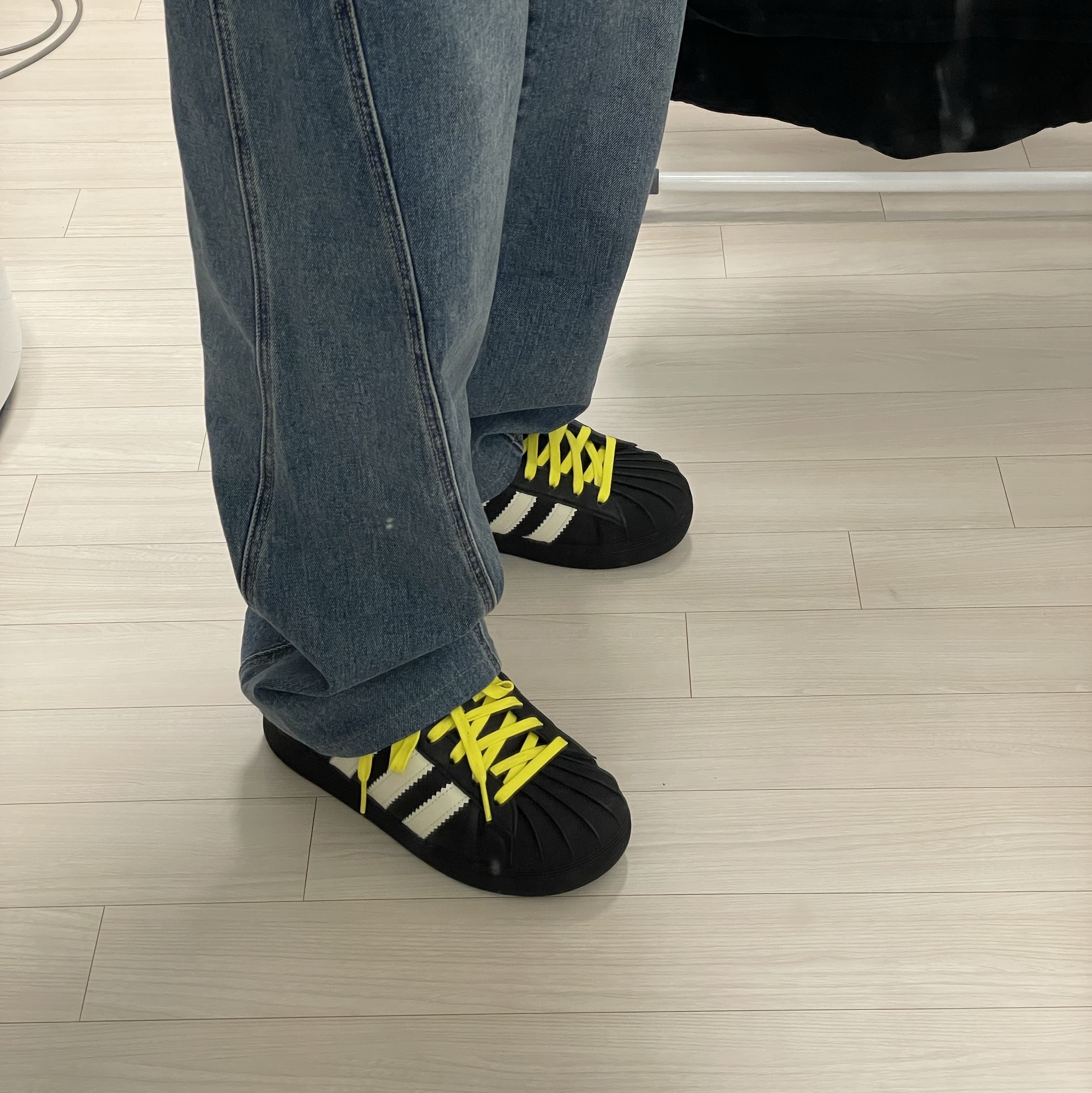 Adidas x Pharrell Williams Virginia Superstar 92 Core Black Sky Rush 착용 스타일 - 7