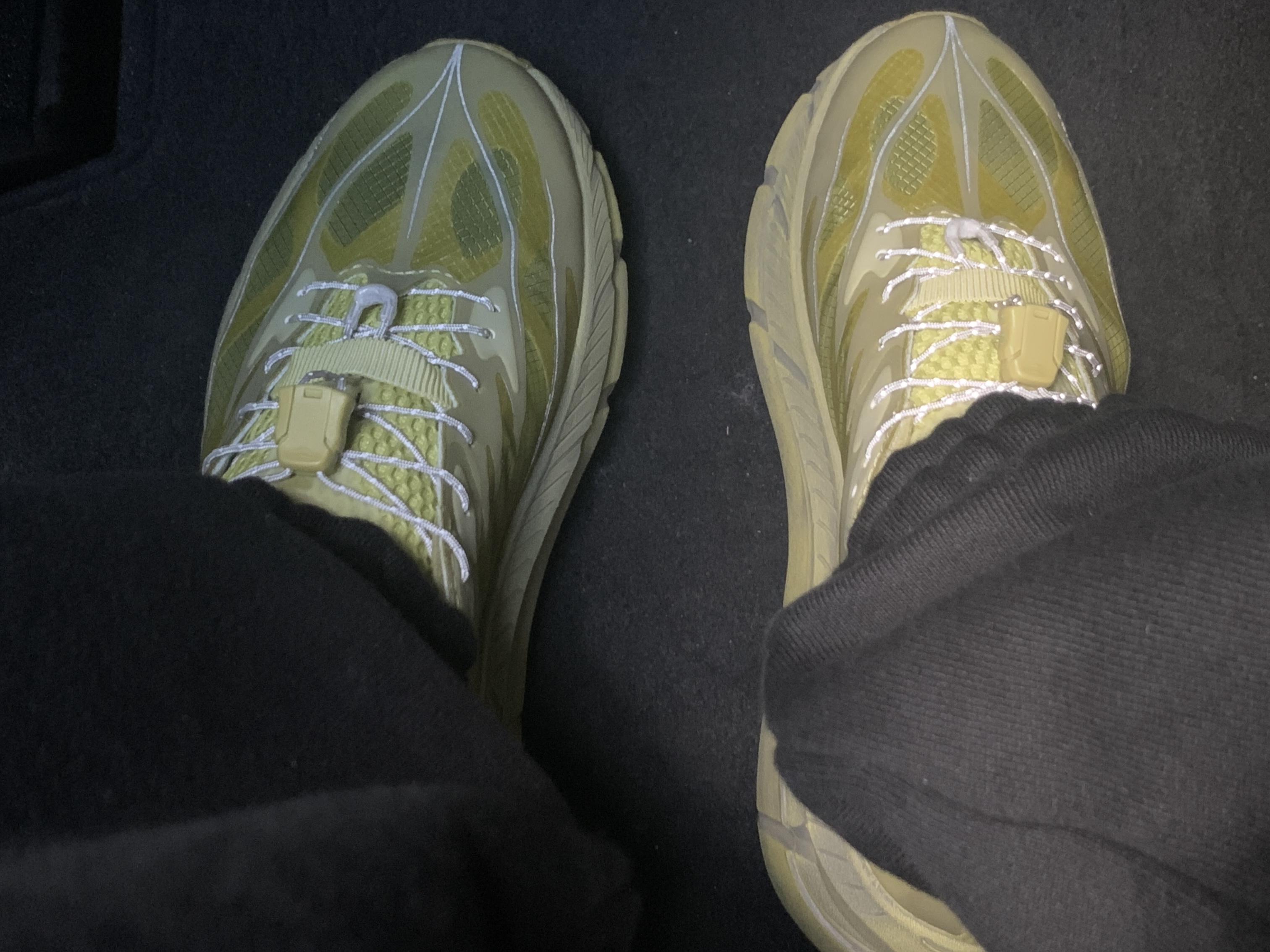 Hoka x Satisfy Mafate Speed 4 Lite Sulfur, Nike x Sacai VaporWaffle String & Black Villain Red 착용 스타일 - 2