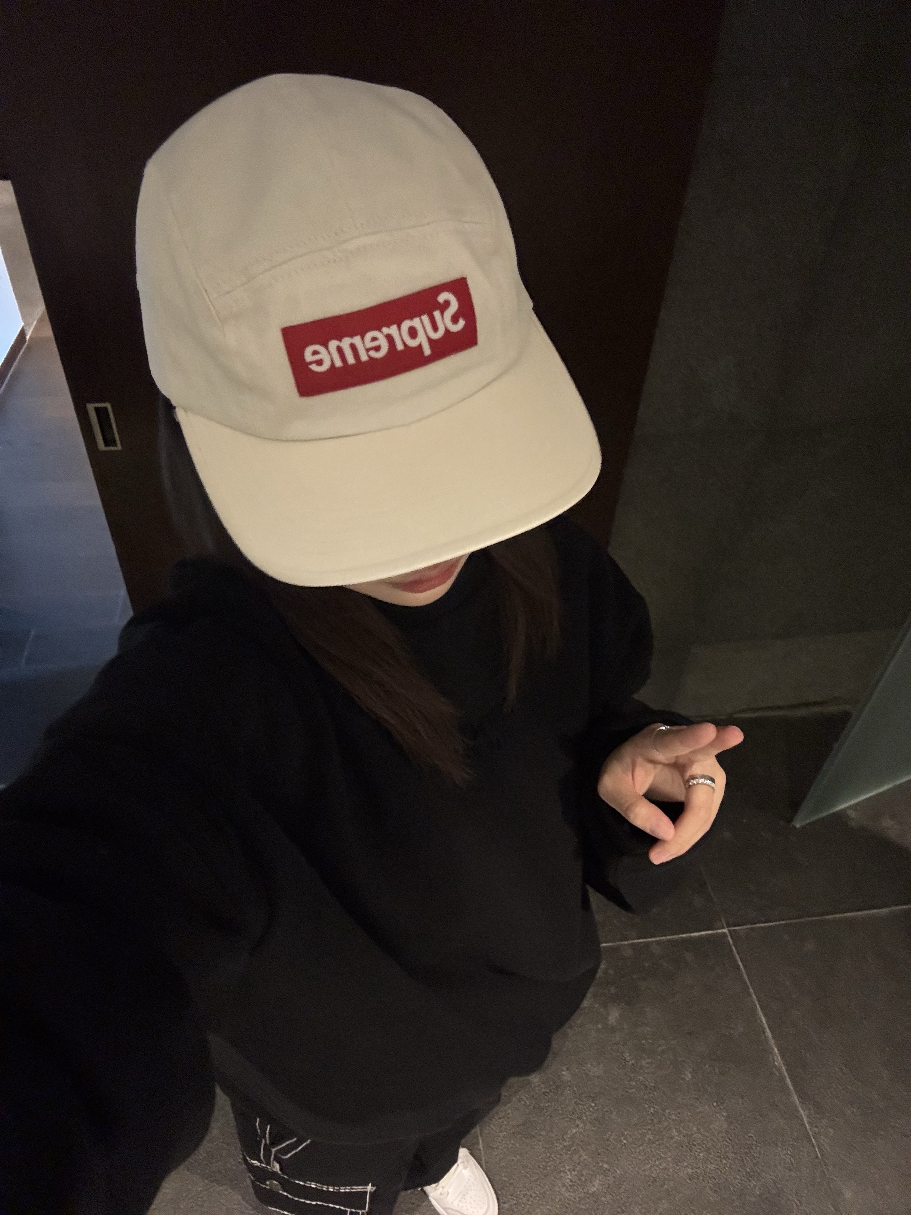 Supreme Washed Chino Twill Camp Cap Natural - 24SS, Essentials Crewneck Jet Black - 23FW 착용 스타일