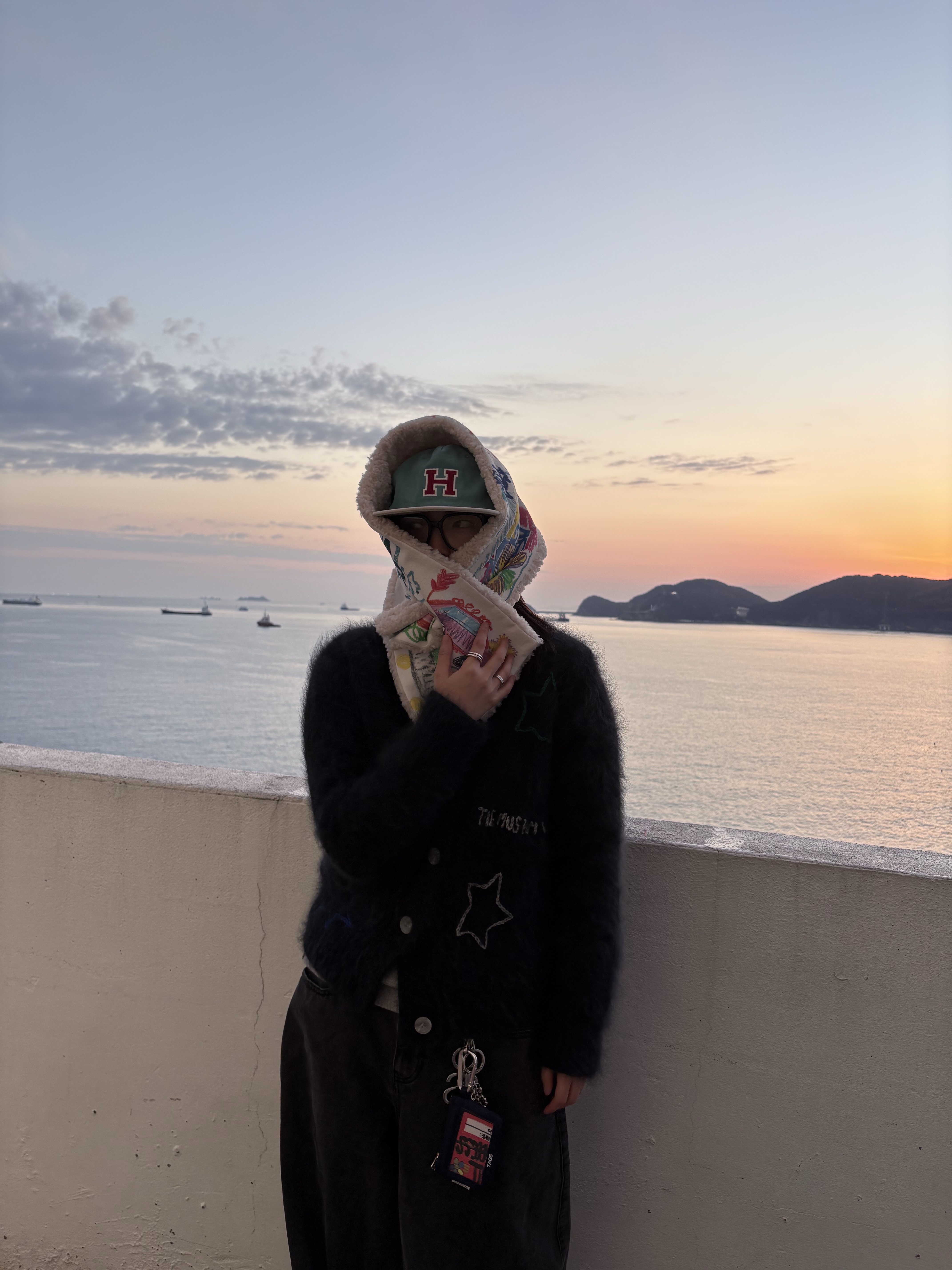 휴이 H 패치 투톤 캡 민트, 메종 미하라 야스히로 피터슨 OG 솔 캔버스 로우탑 스니커즈 내츄럴 착용 스타일 - 1