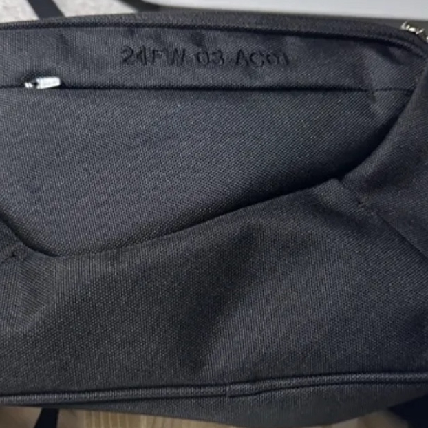 OJOS Trapezoid Nylon Hobo Bag Black 착용 스타일