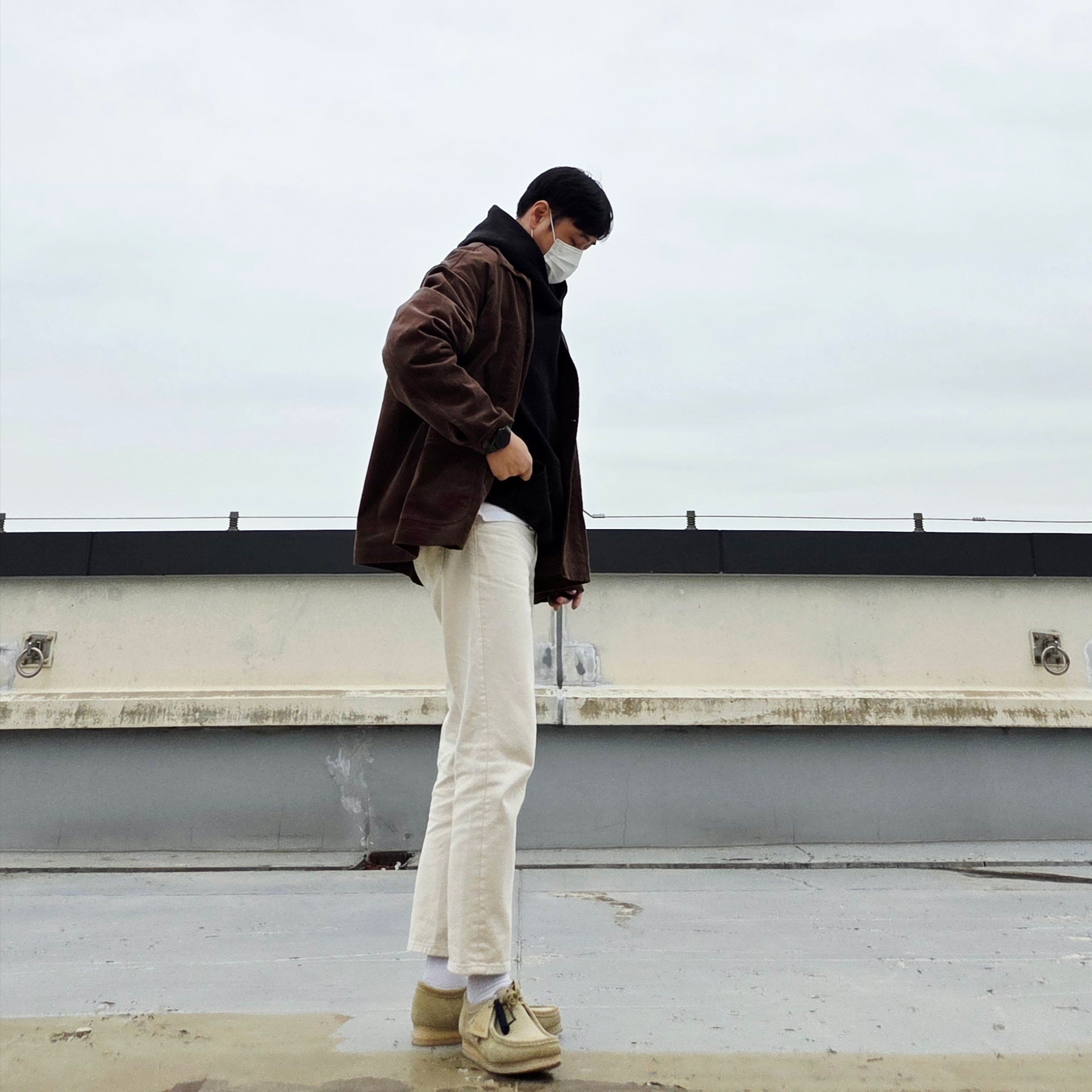 Clarks Wallabee Maple Suede, Essentials Pull-Over Hoodie Black - 21SS 착용 스타일 - 5