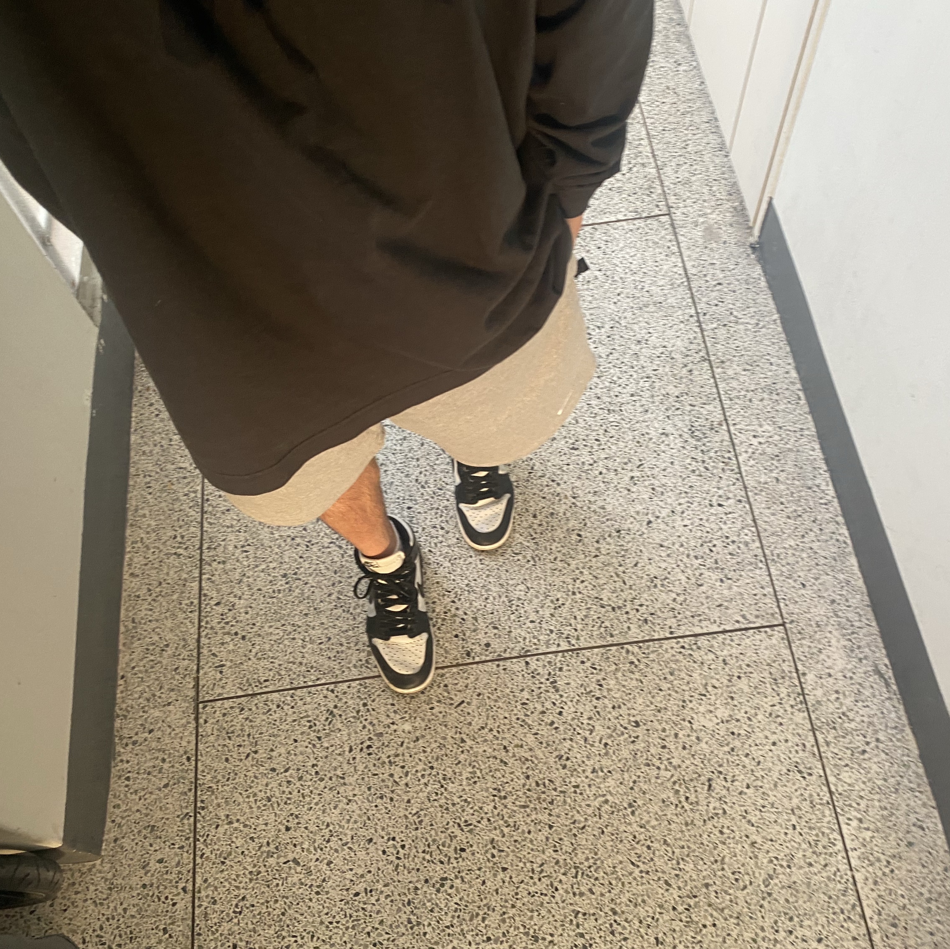 Nike NRG Solo Swoosh Fleece Shorts Dark Grey Heather - Asia 착용 스타일